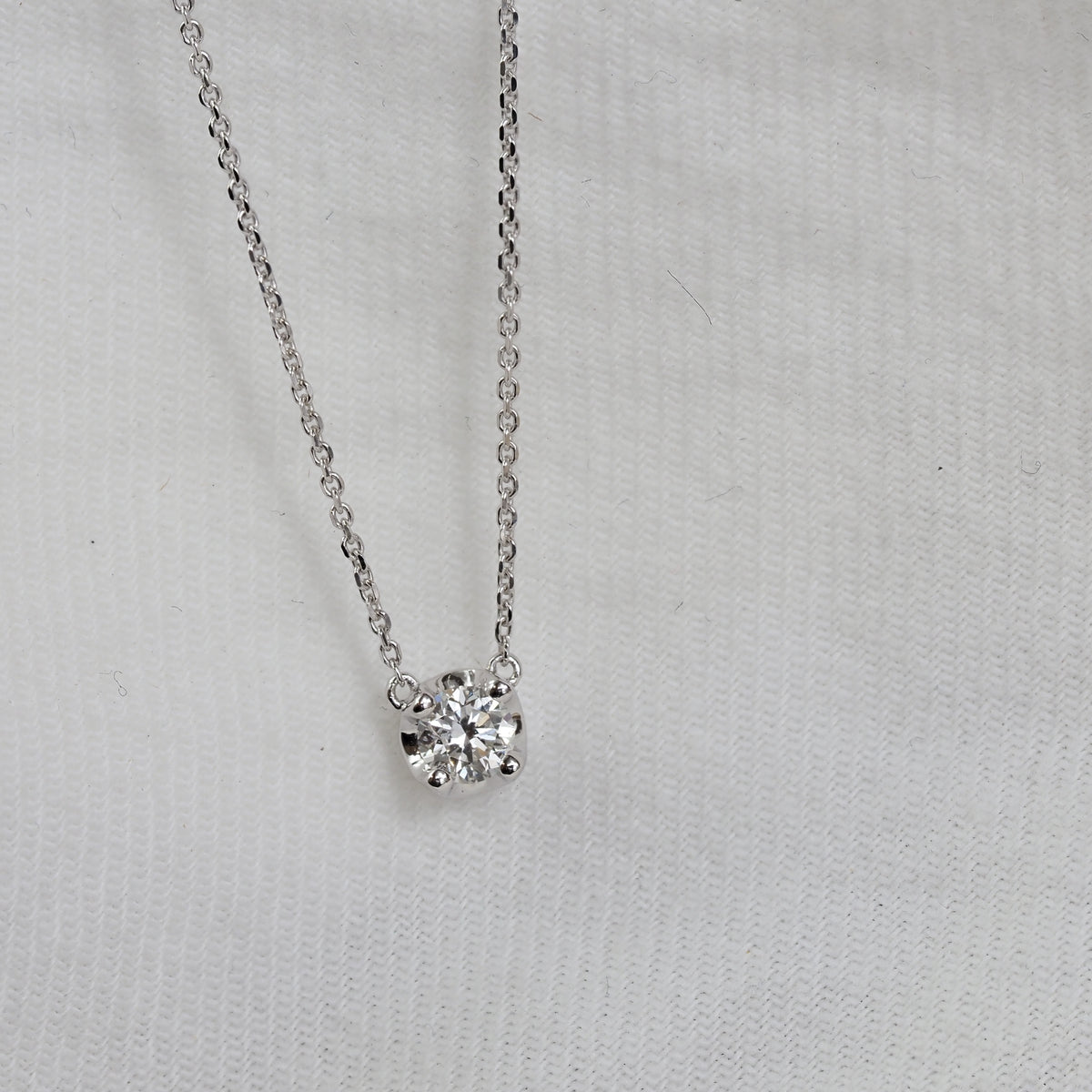 9ct White Gold Round Diamond Anchor necklet, 0.20ct total
