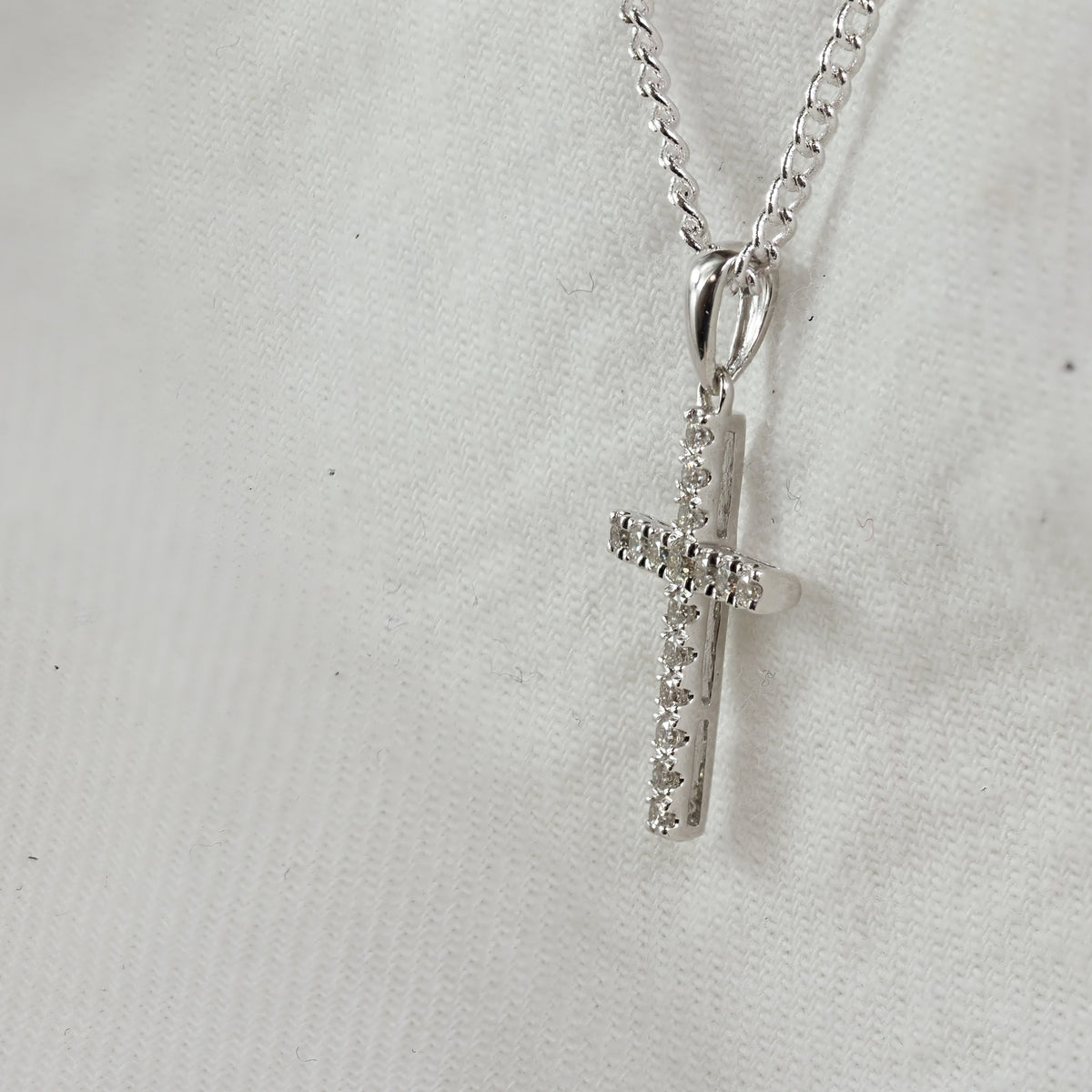 9ct White Gold Claw set Diamond cross, 0.15ct total