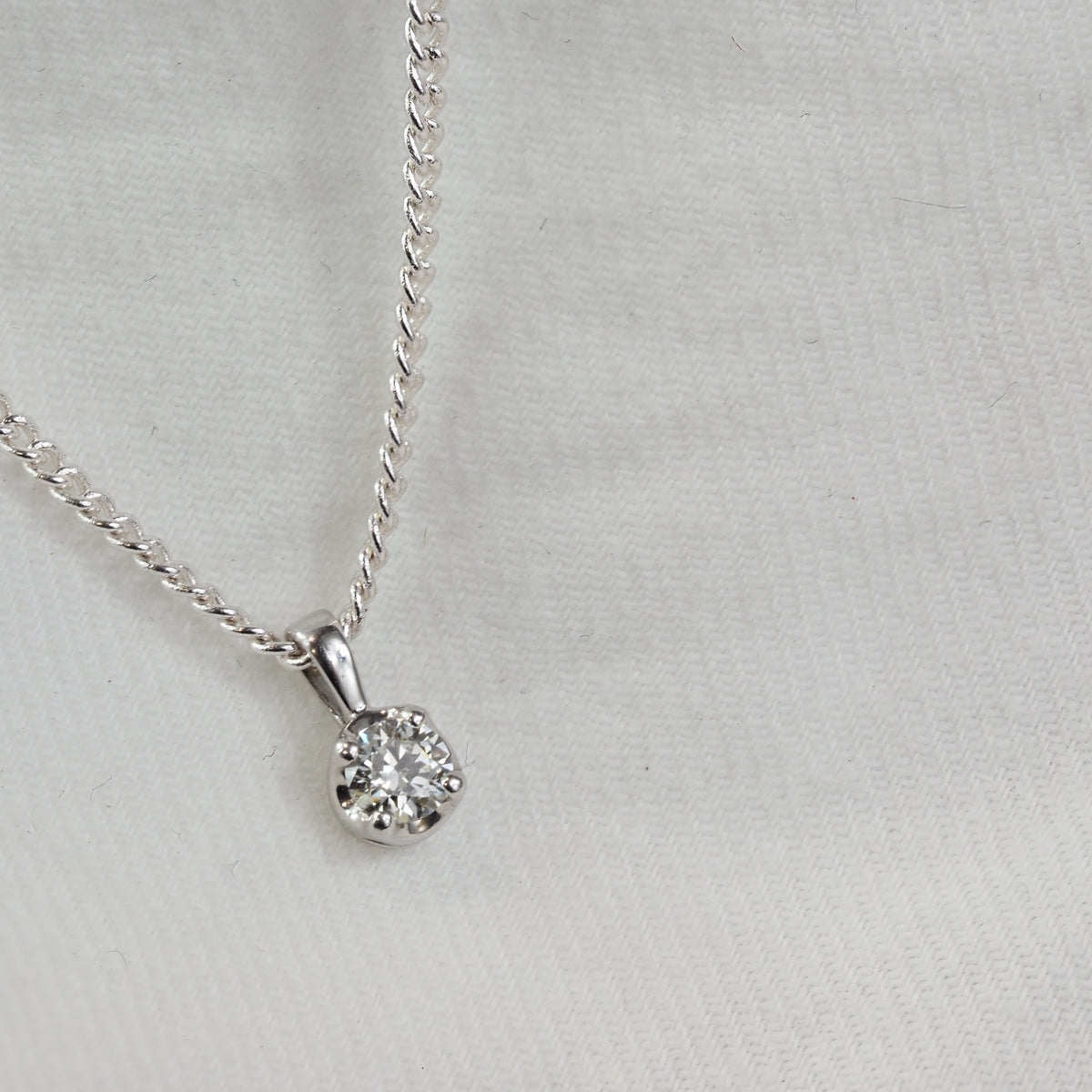 9ct White Gold Round Diamond pendant, 0.20ct total
