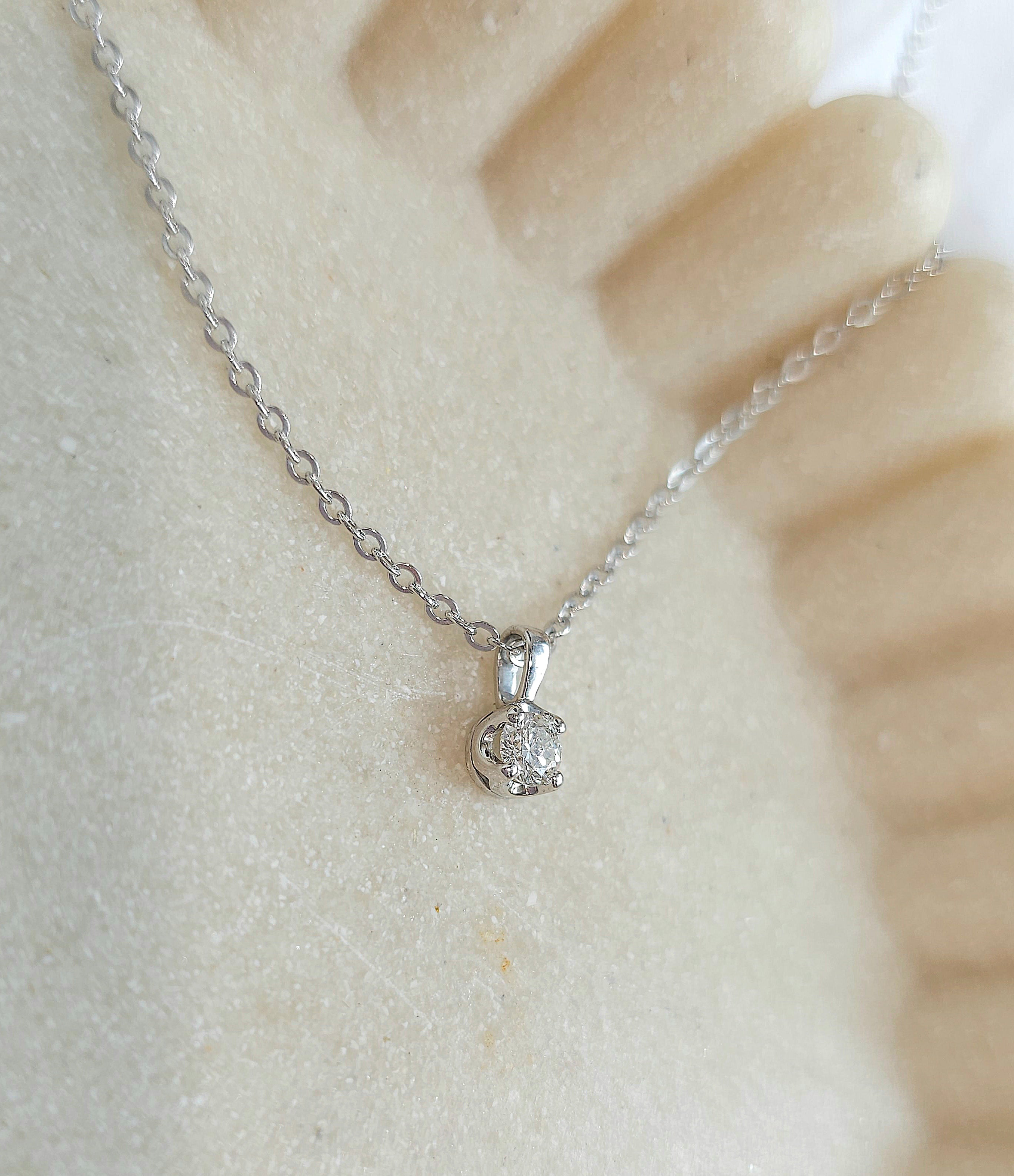 9ct White Gold Round Diamond pendant, 0.20ct total