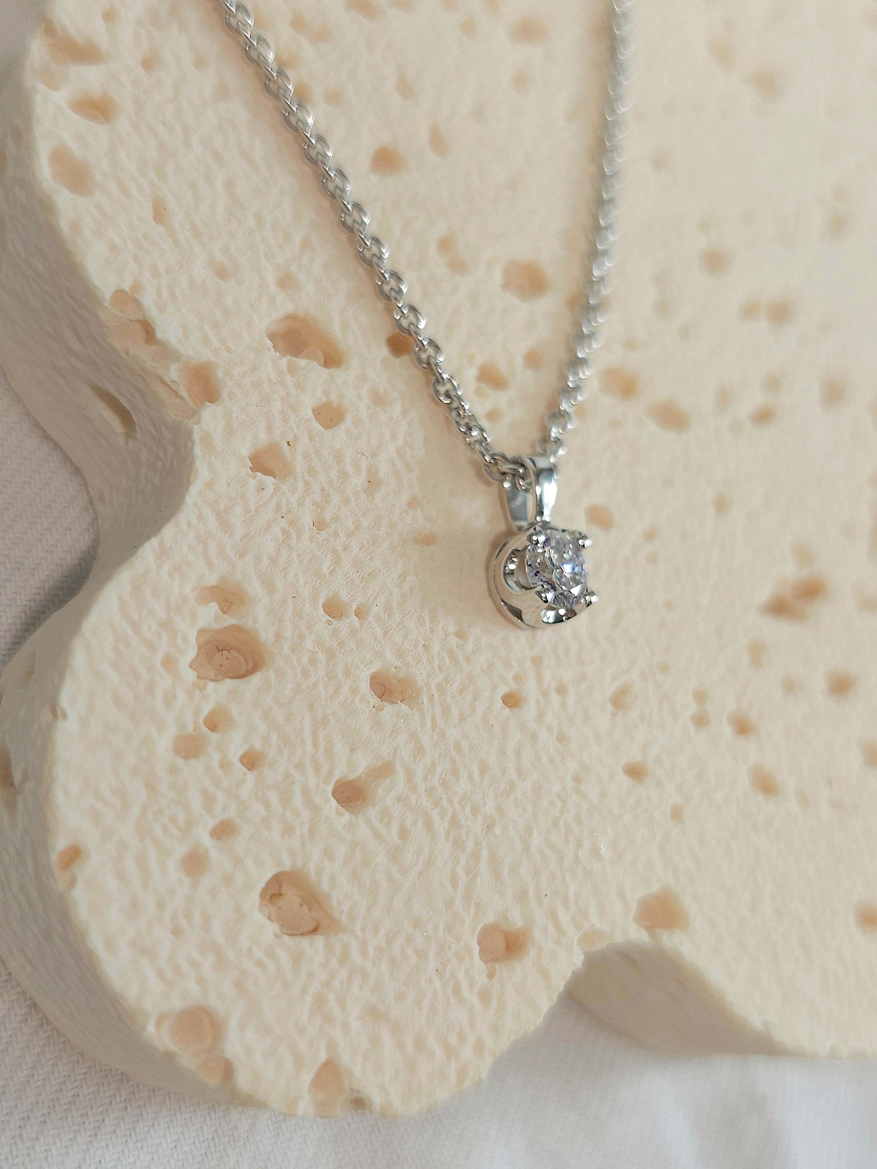 9ct White Gold Round Diamond pendant, 0.30ct total