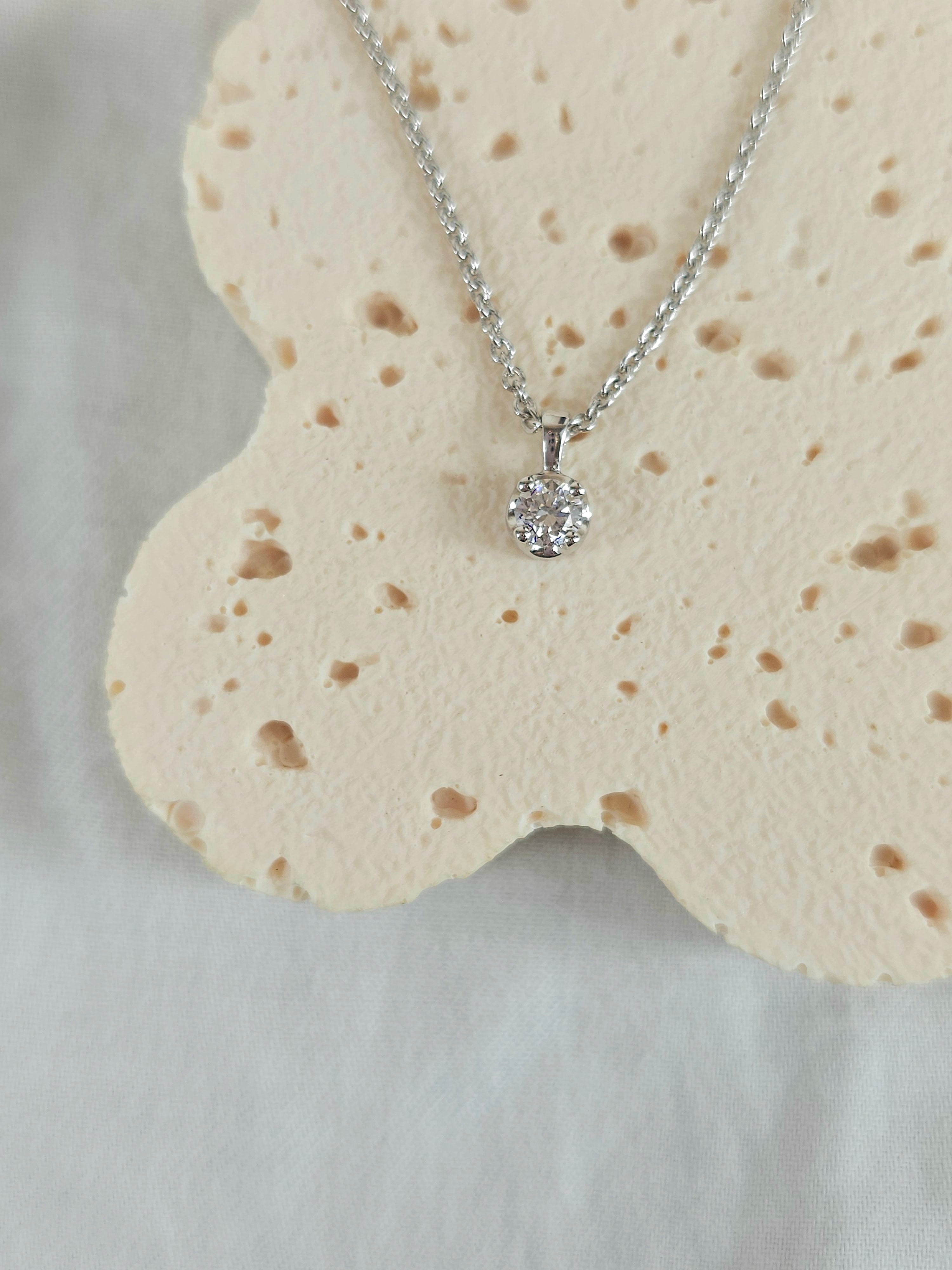 9ct White Gold Round Diamond pendant, 0.30ct total