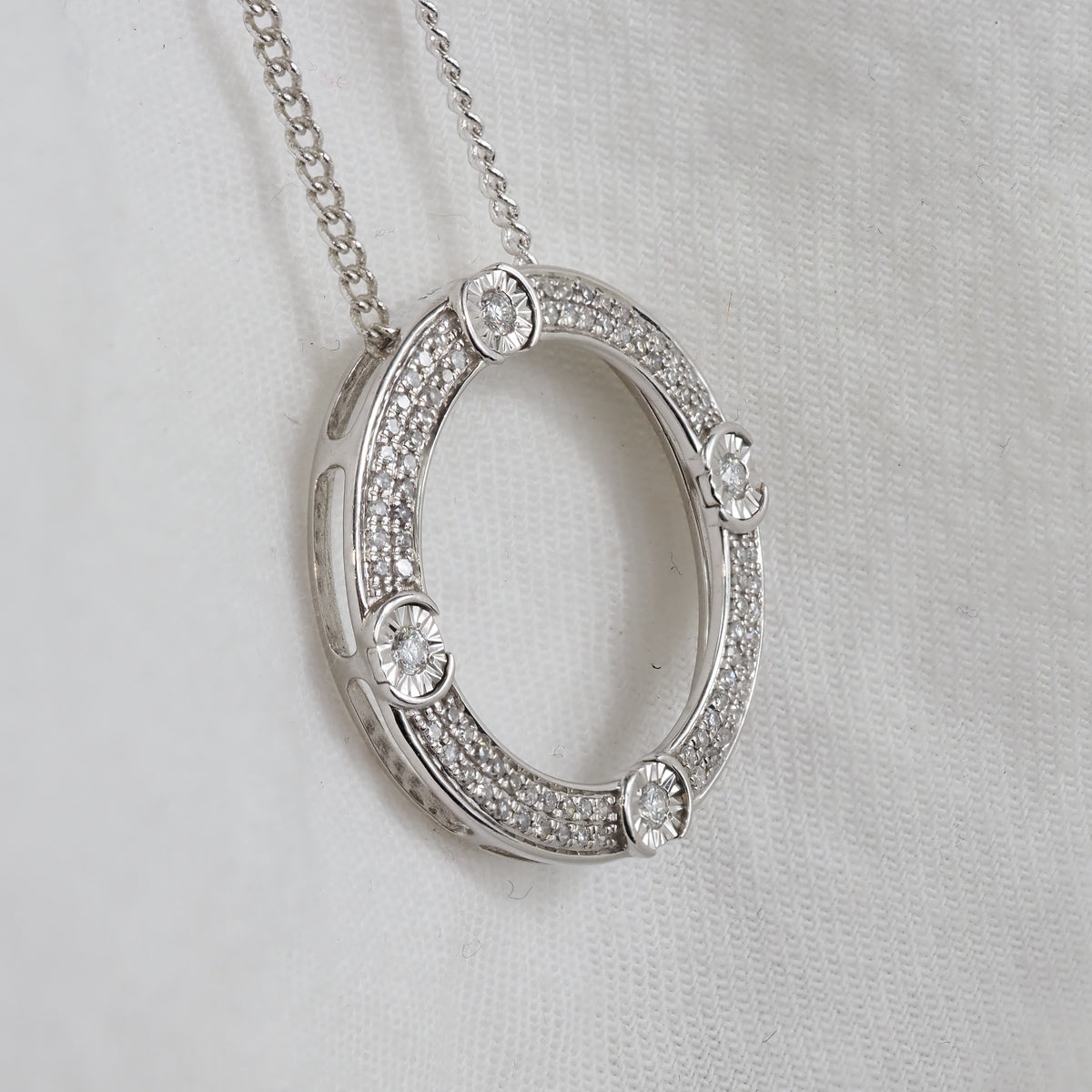 9ct White Gold Diamond circle pendant, 0.25ct total
