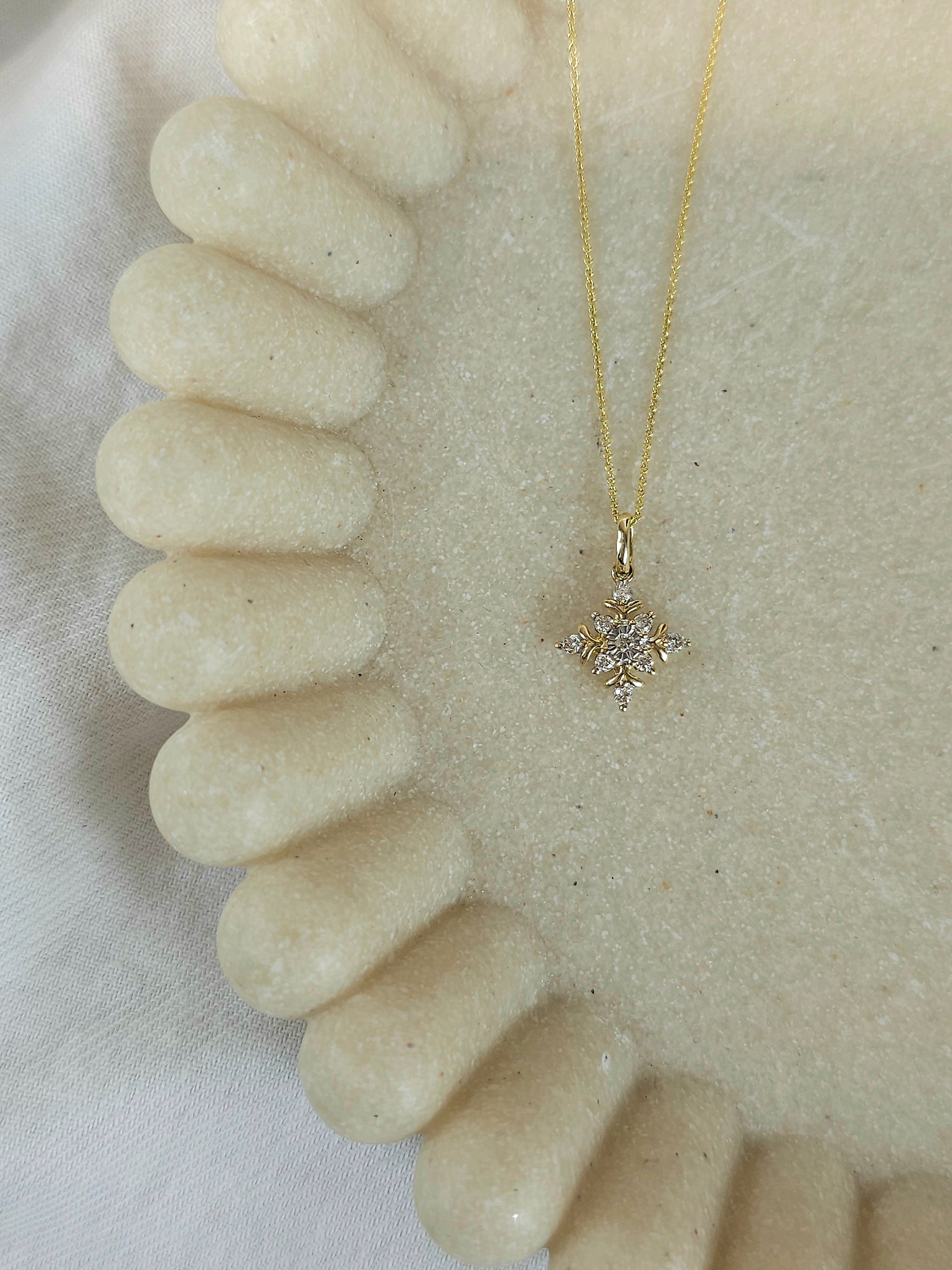 9ct Yellow and White gold Diamond cluster Pendant, 0.11ct total