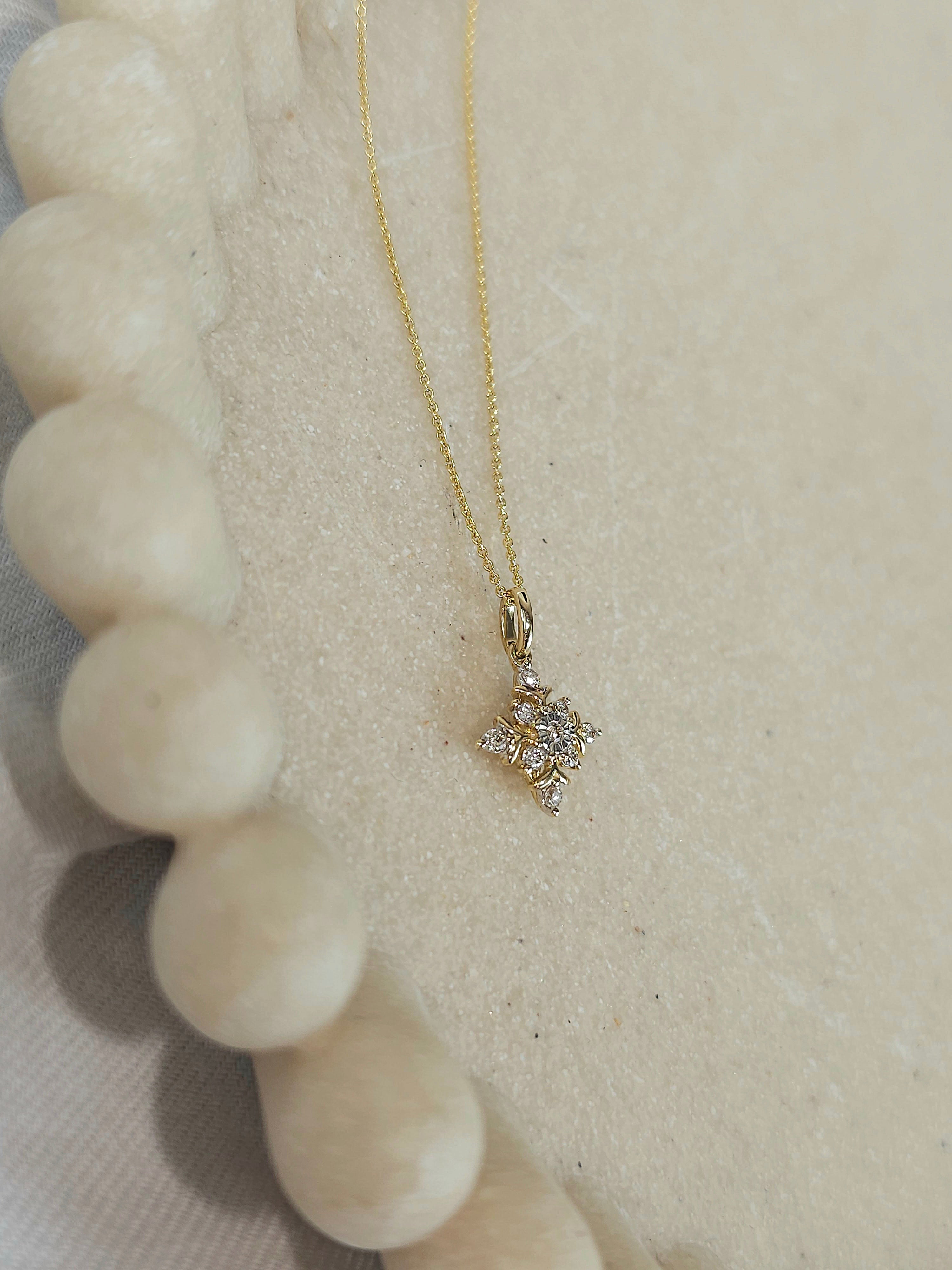 9ct Yellow and White gold Diamond cluster Pendant, 0.11ct total