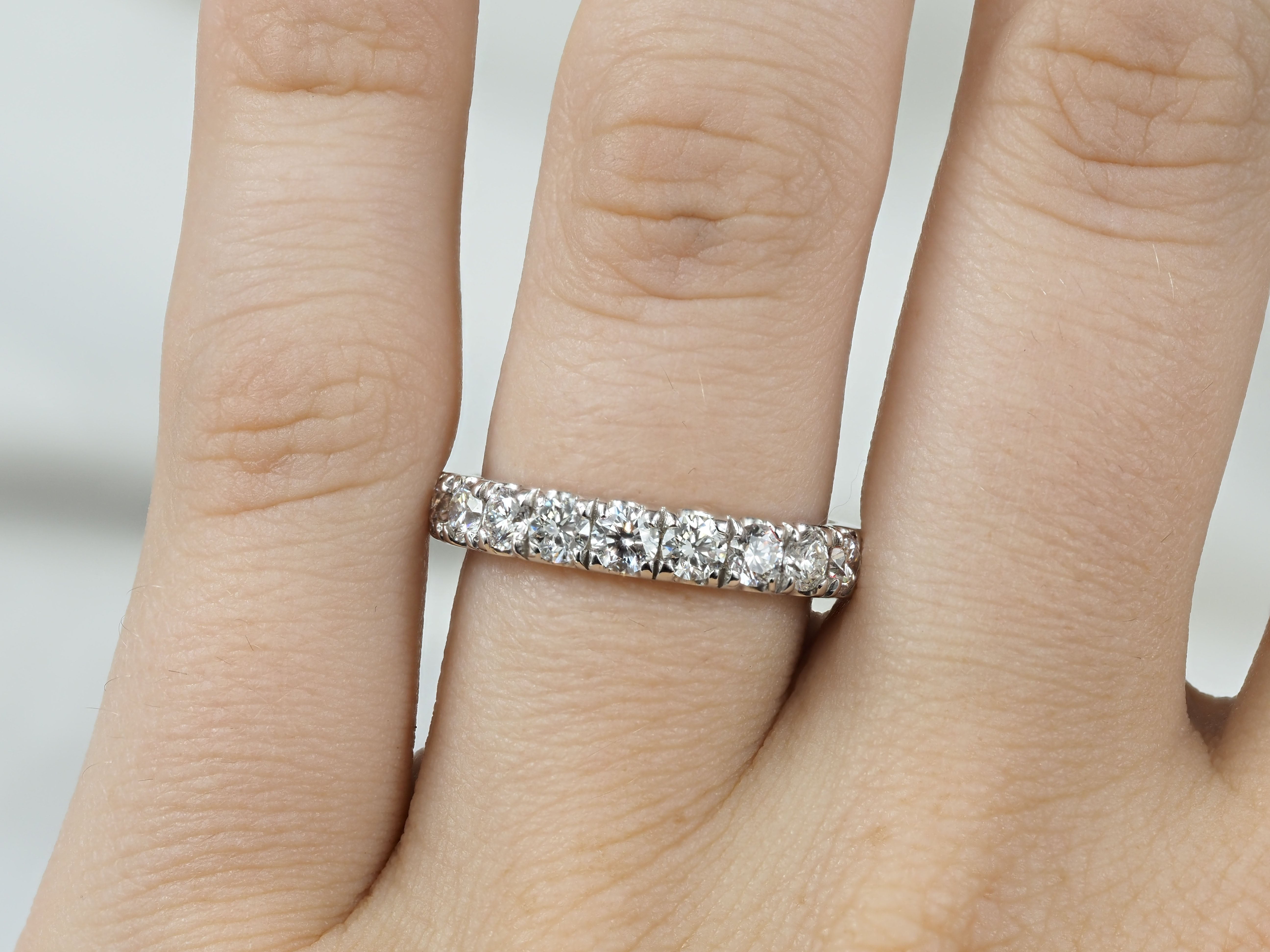 18ct White Gold Round Brilliant cut Diamond Ring, 1ct total