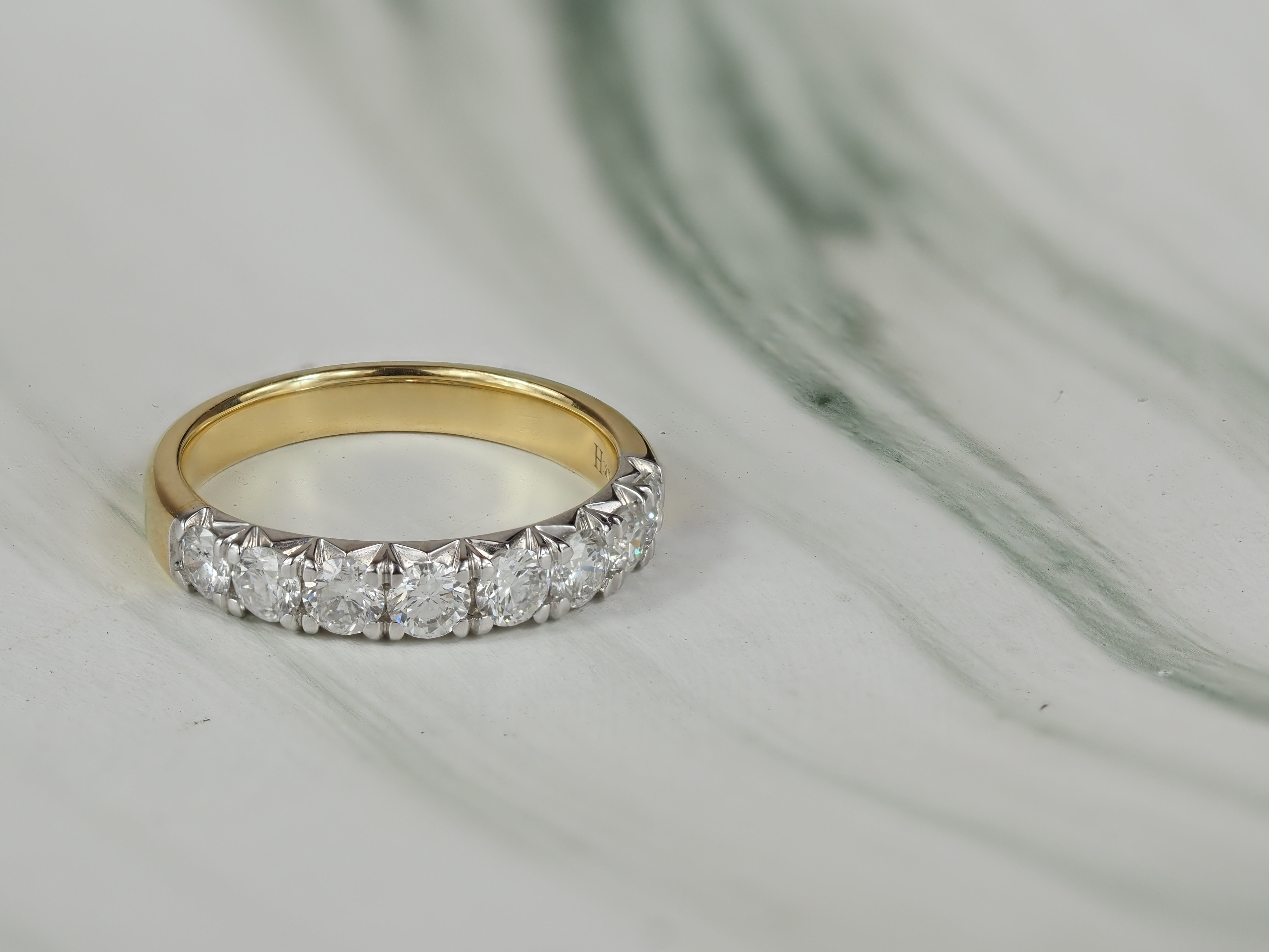 18ct Yellow and White Gold Round Brilliant cut Diamond Ring, 1.01ct total