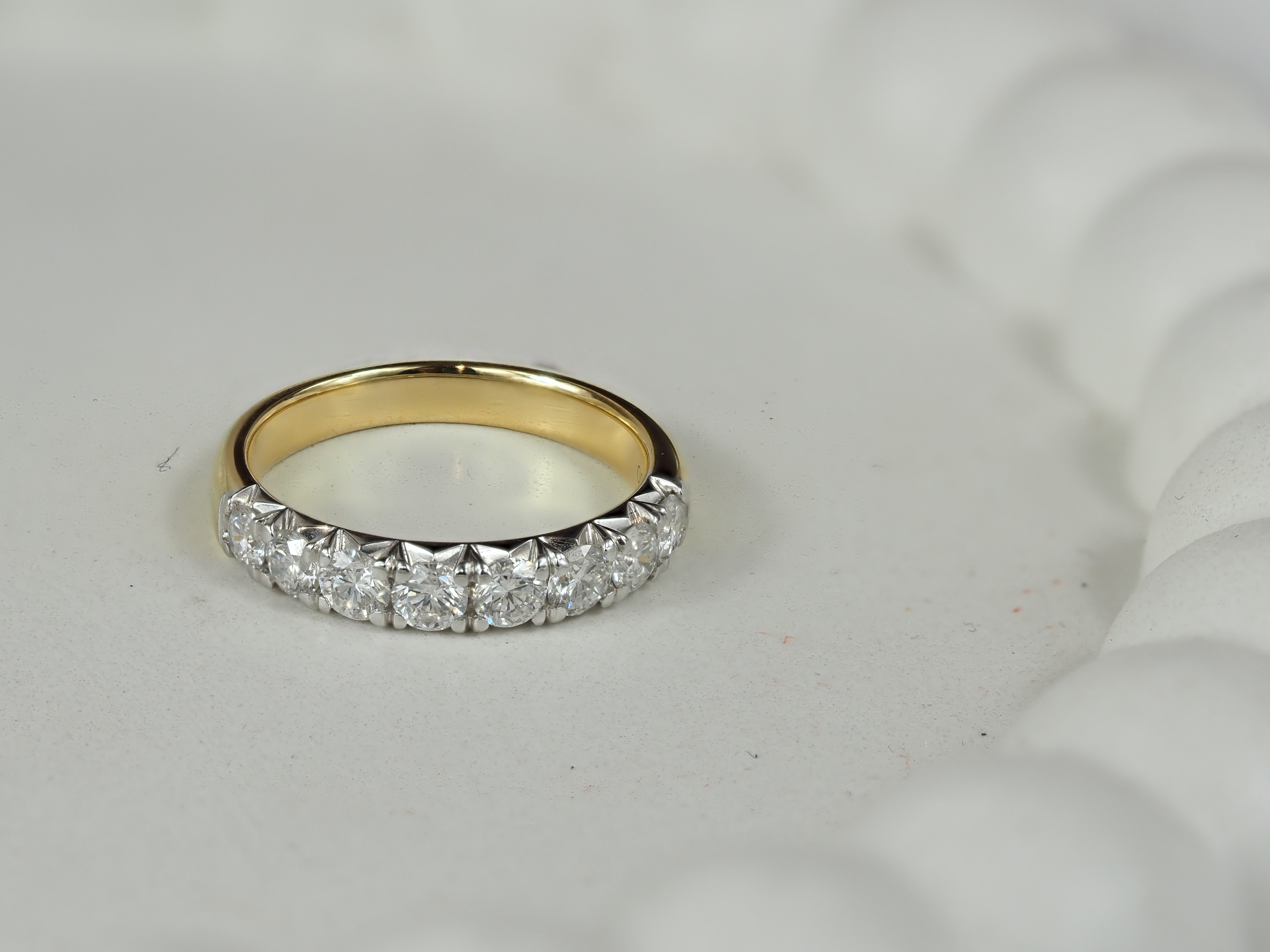 18ct Yellow and White Gold Round Brilliant cut Diamond Ring, 1.01ct total