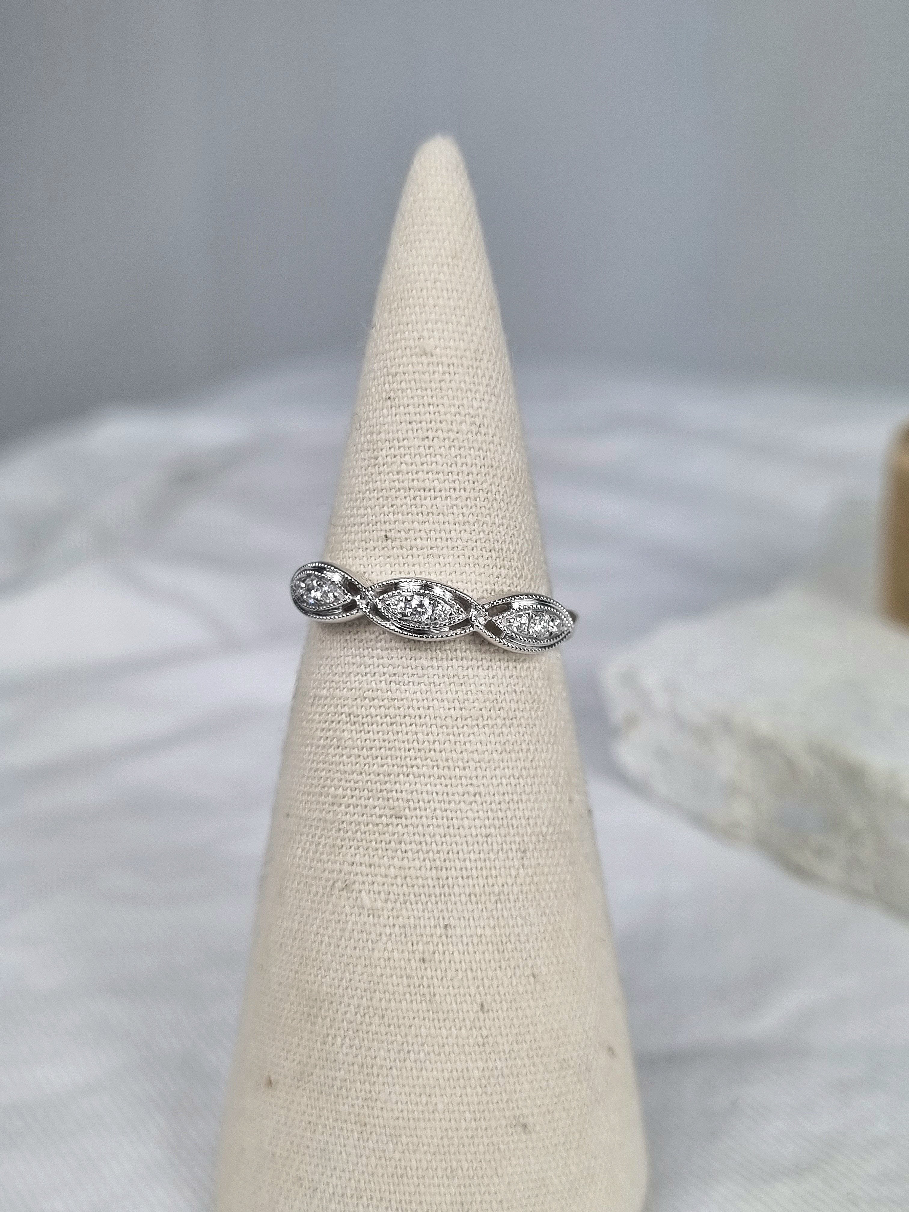 18ct White Gold Diamond dress ring, 0.10ct total
