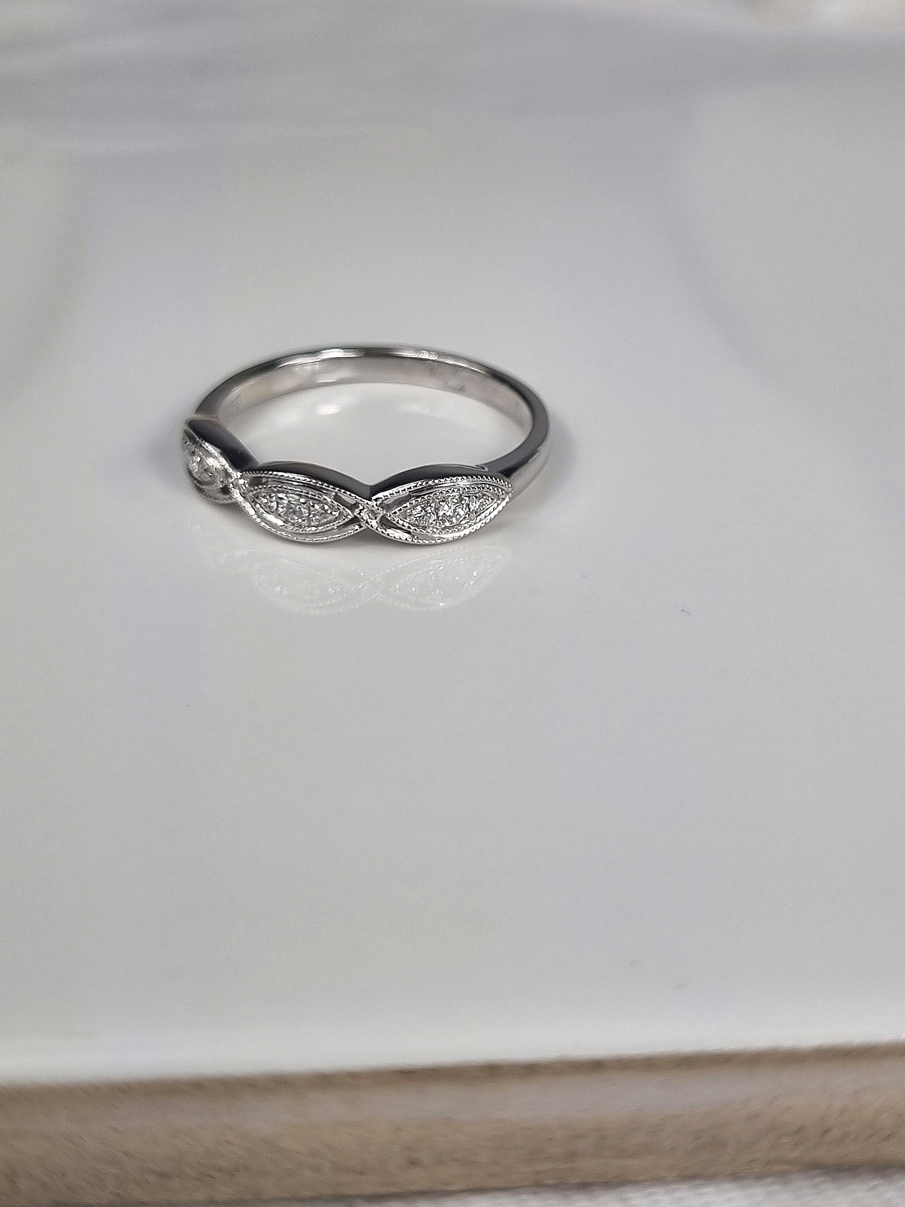 18ct White Gold Diamond dress ring, 0.10ct total