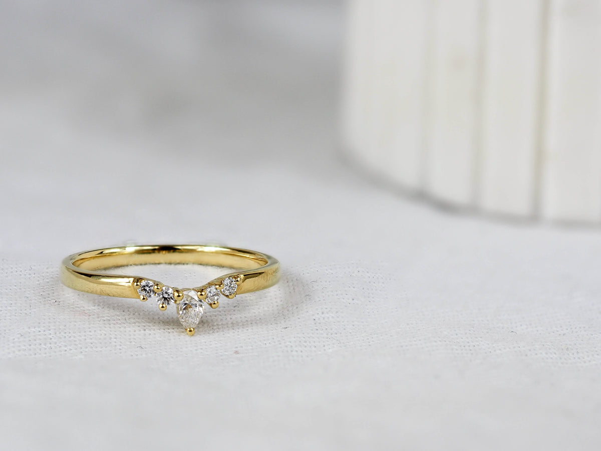 18ct Yellow Gold Fitted Diamond Ring, 0.15ct Total