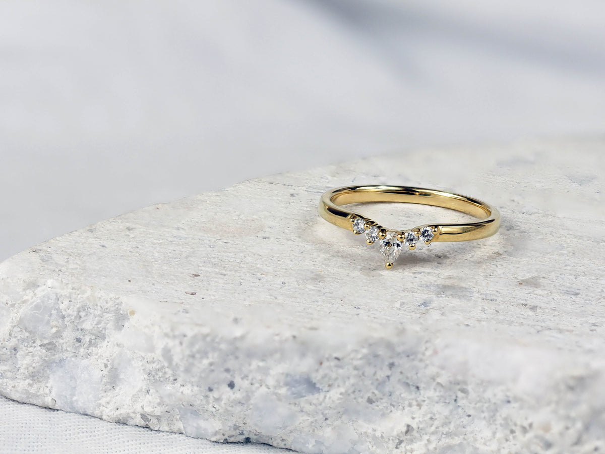 18ct Yellow Gold Fitted Diamond Ring, 0.15ct Total