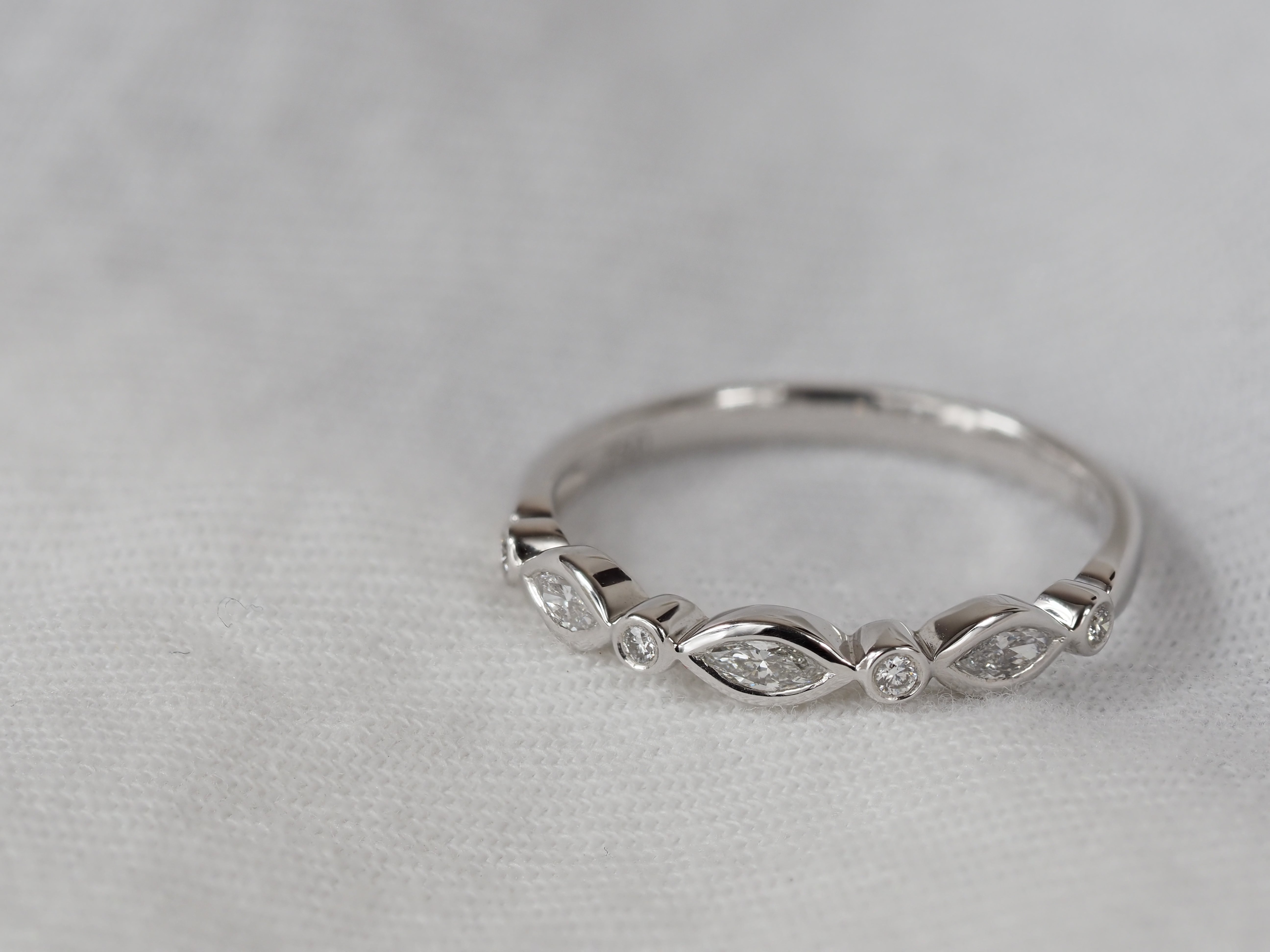 18ct White Gold Round and Marquis Diamond Ring, 0.20ct total