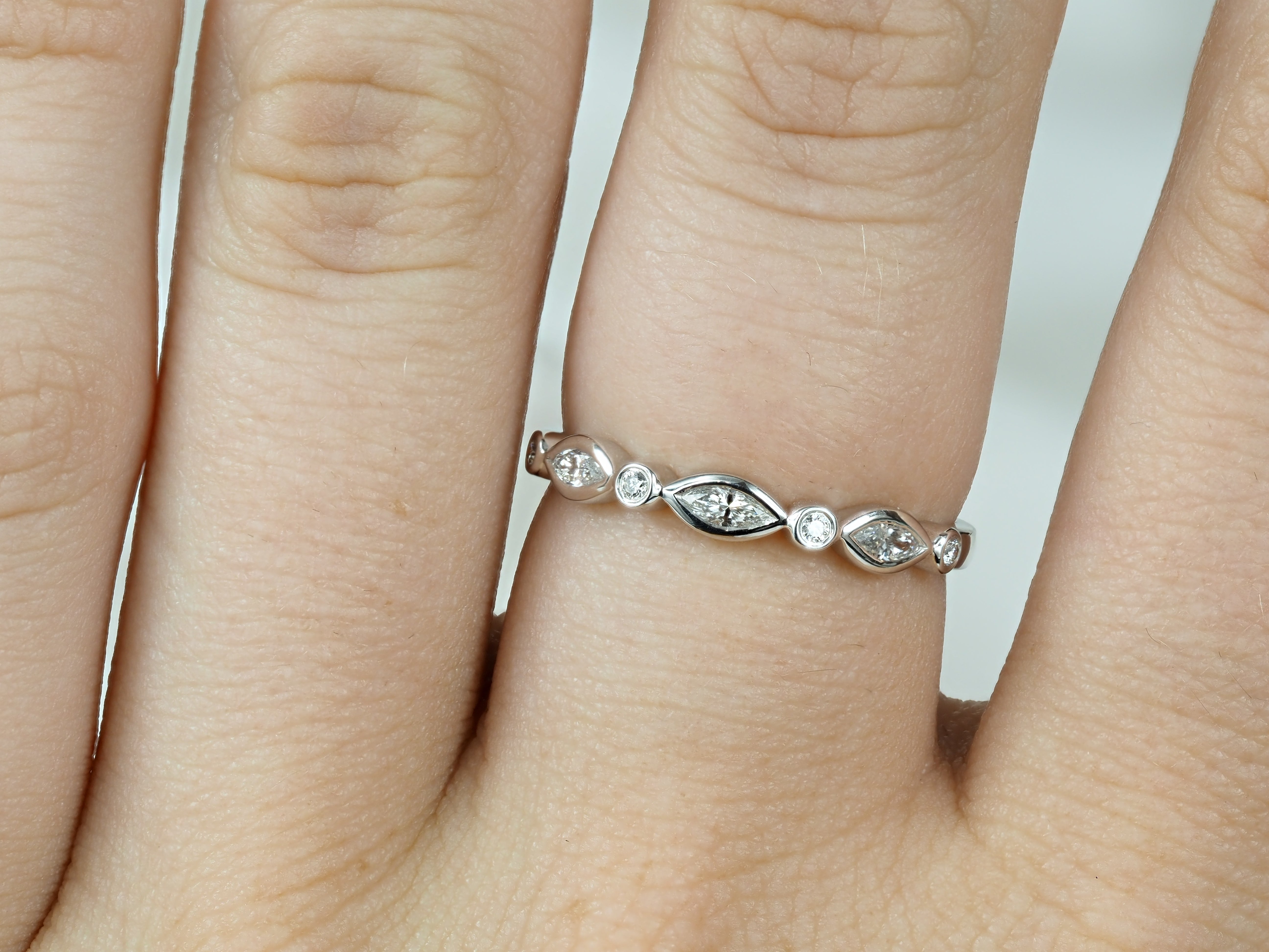 18ct White Gold Round and Marquis Diamond Ring, 0.20ct total