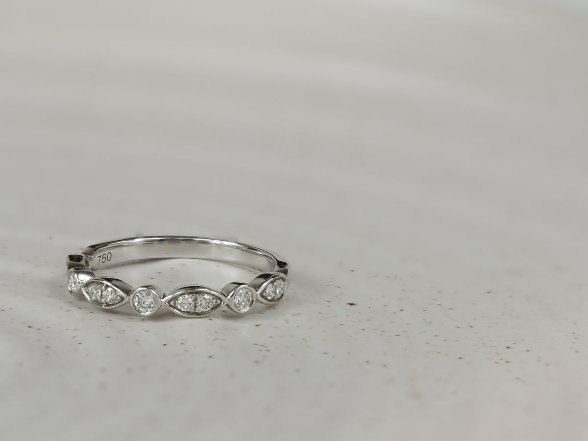 18ct White Gold Round and Marquise shaped Diamond Ring, 0.20ct Total