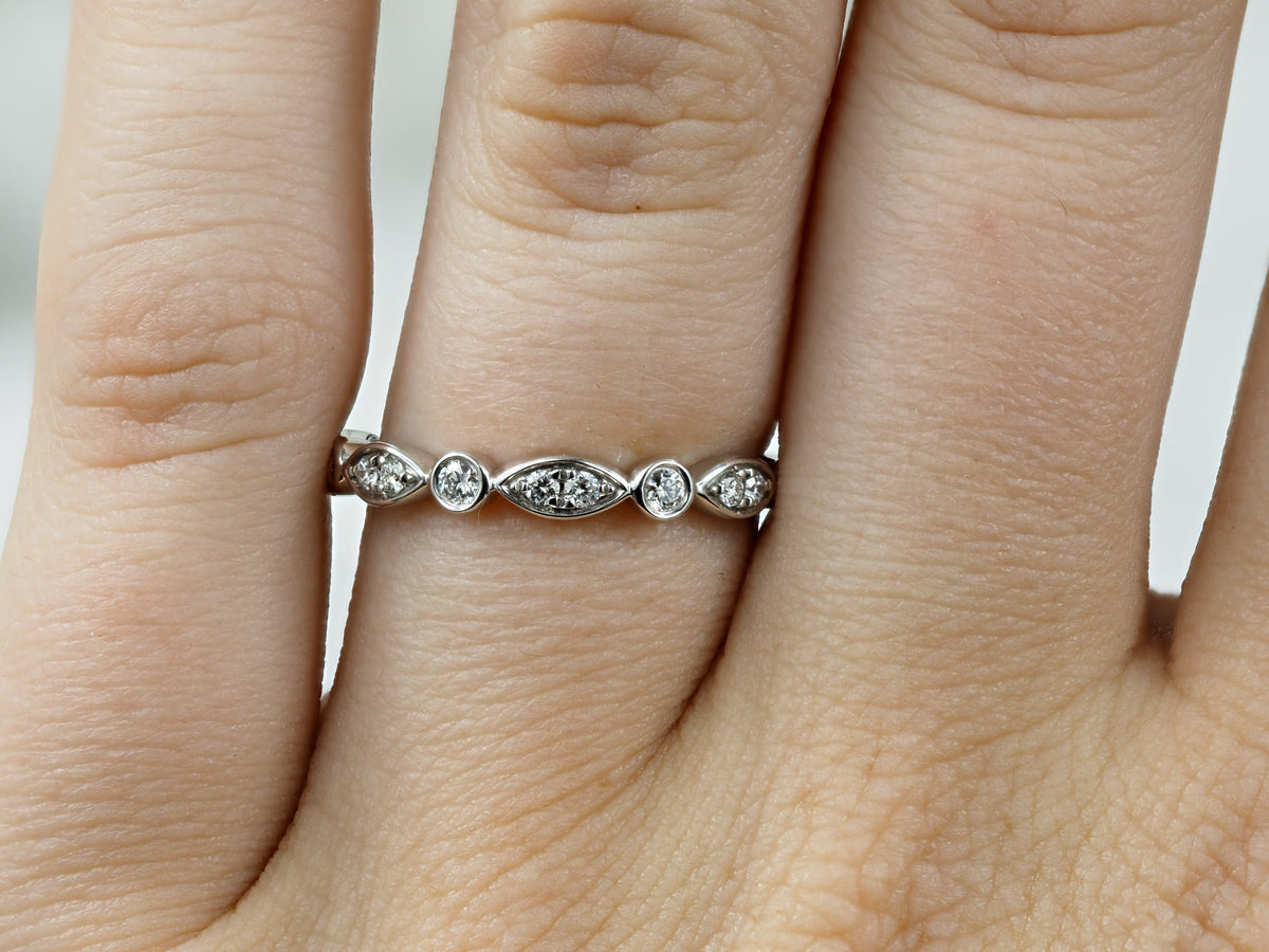 18ct White Gold Round and Marquise shaped Diamond Ring, 0.20ct Total