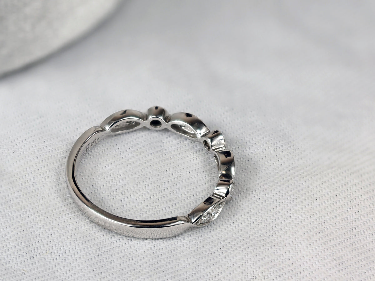 18ct White Gold Round and Marquise shaped Diamond Ring, 0.20ct Total
