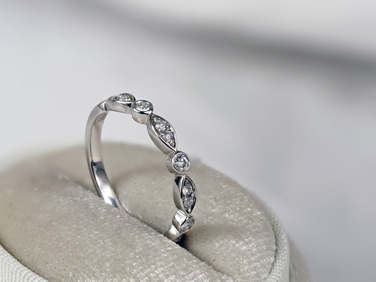 18ct White Gold Round and Marquise shaped Diamond Ring, 0.20ct Total