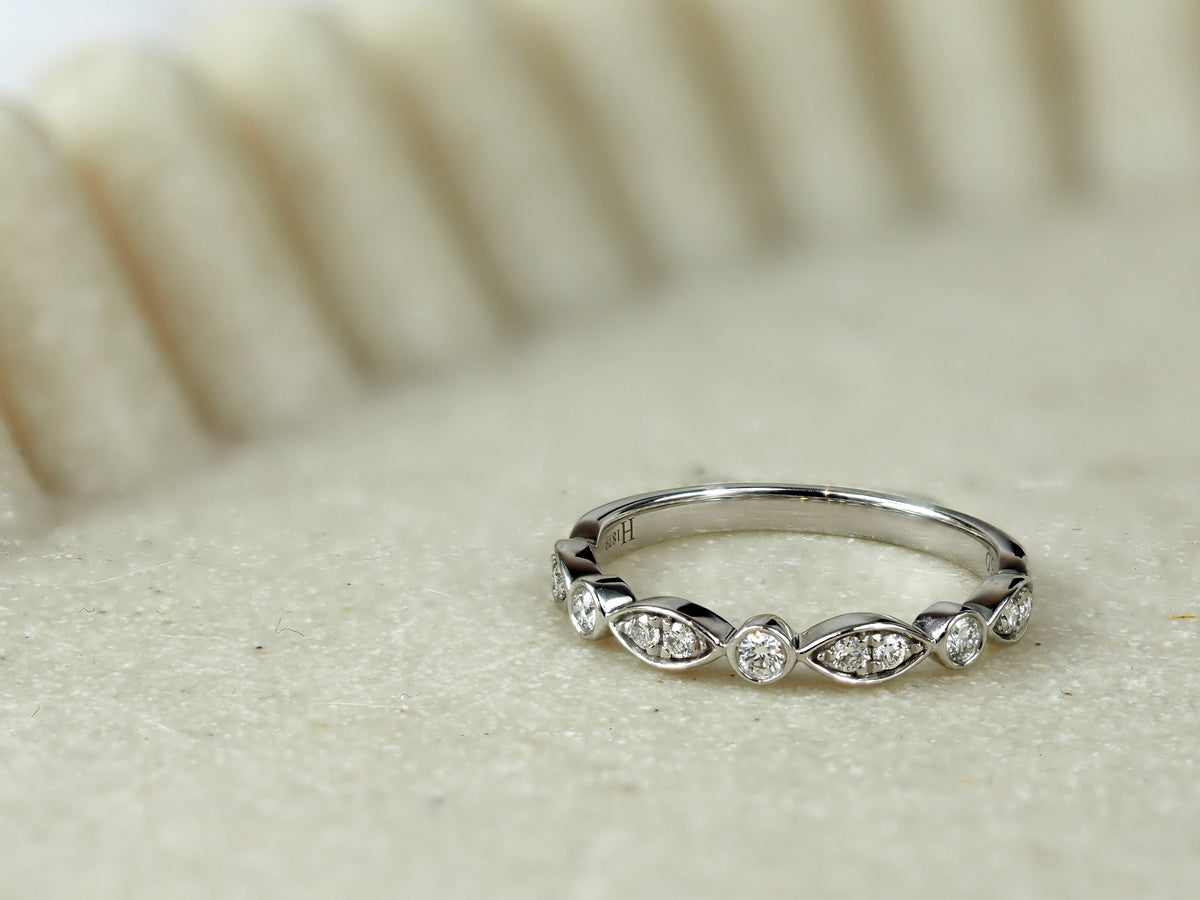 18ct White Gold Round and Marquise shaped Diamond Ring, 0.20ct Total