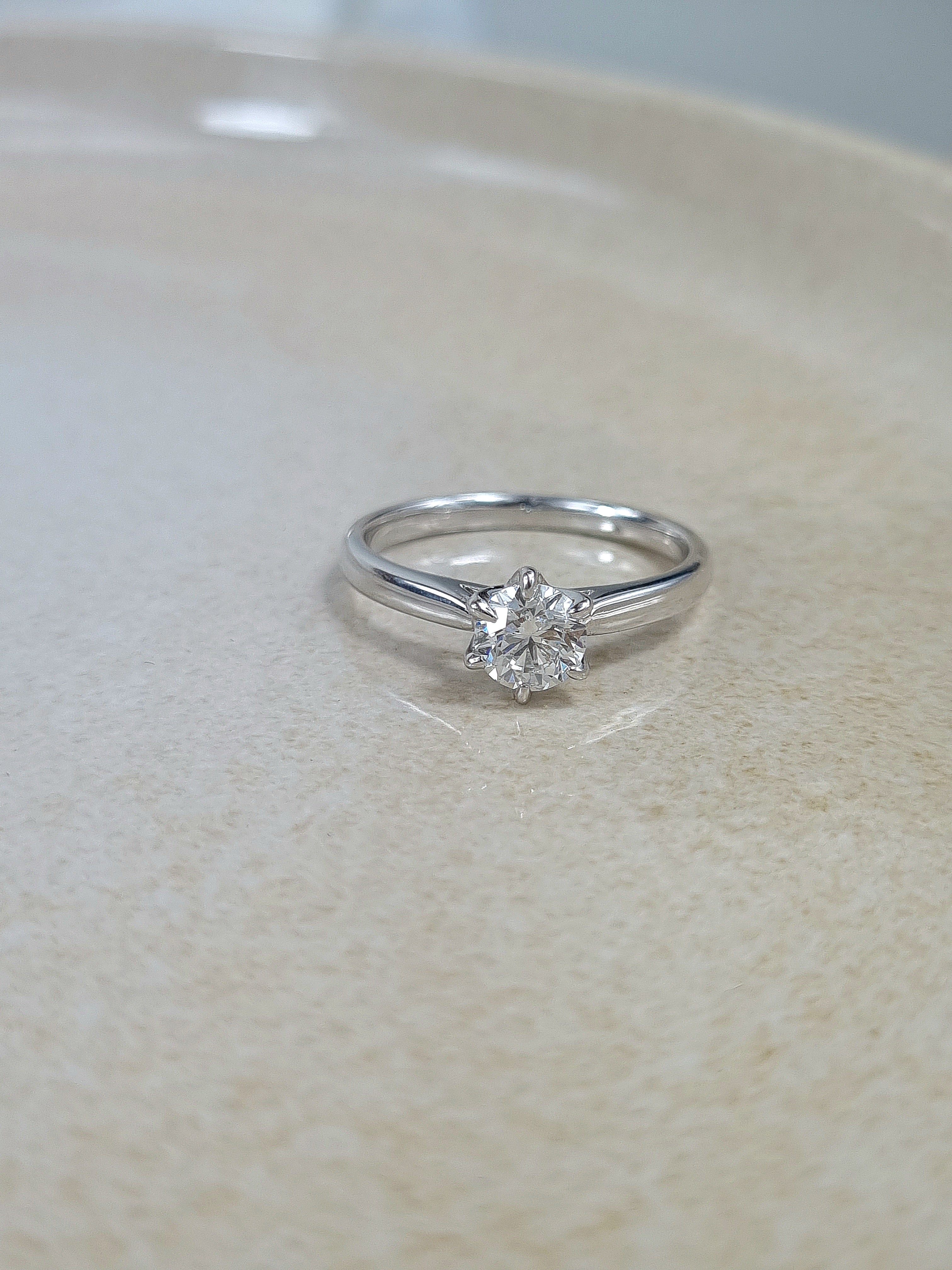 18ct White Gold Round Brillant cut Natural Diamond Solitaire Engagement ring, 0.70 carat centre
