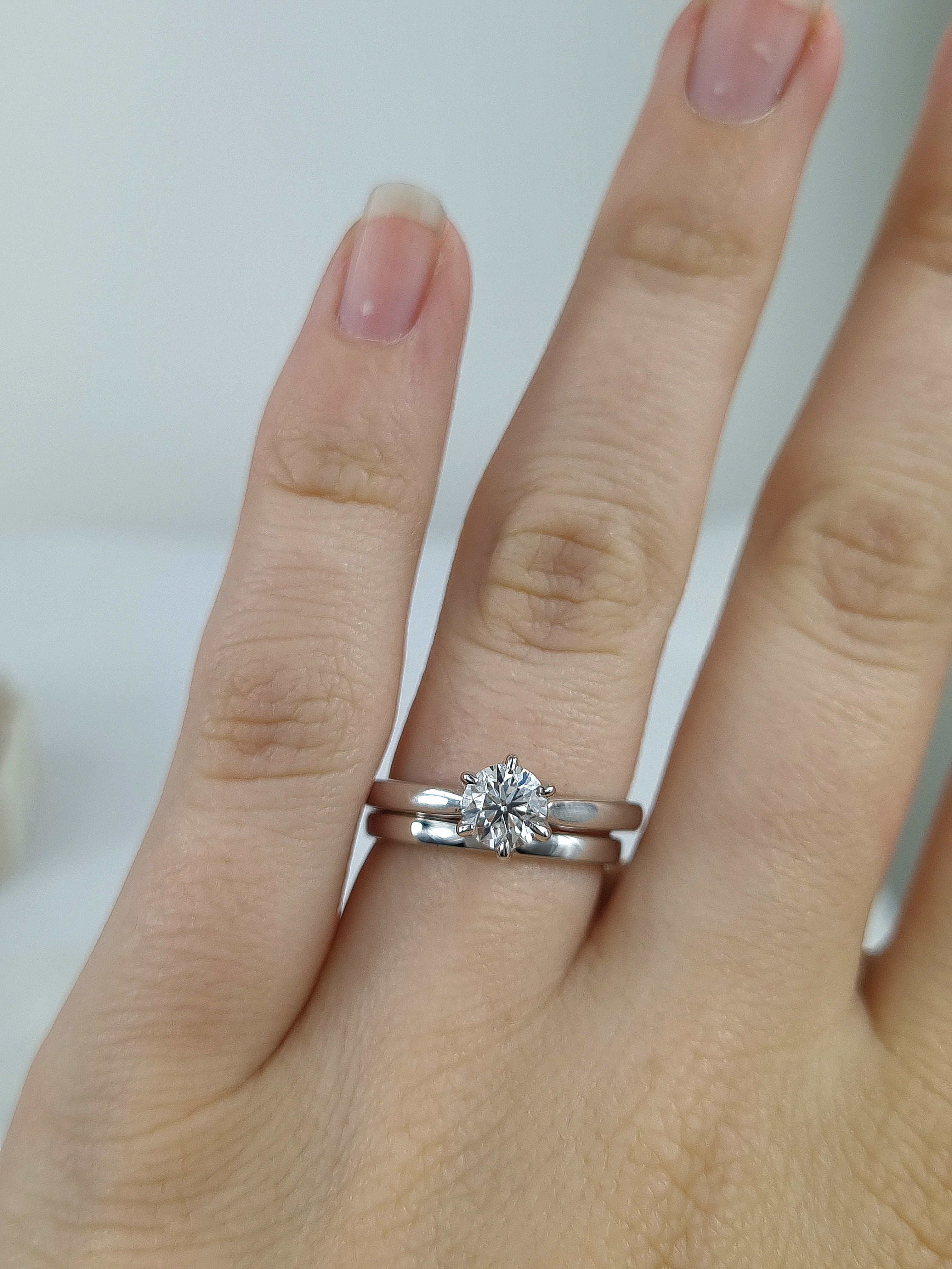 18ct White Gold Round Brillant cut Natural Diamond Solitaire Engagement ring, 0.70 carat centre
