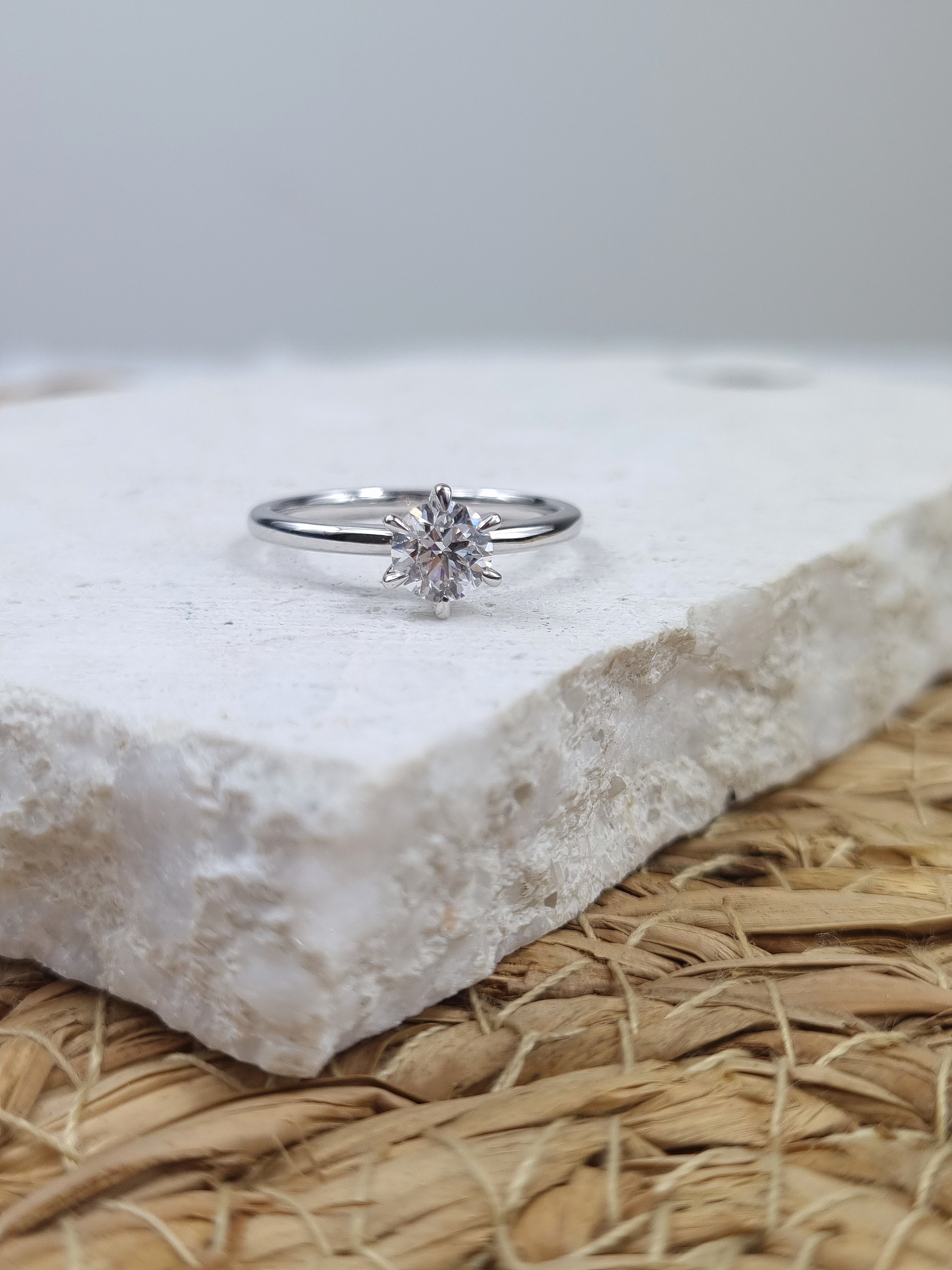 18ct White Gold Round Brillant cut Natural Diamond Engagement ring, 0.70 carat centre