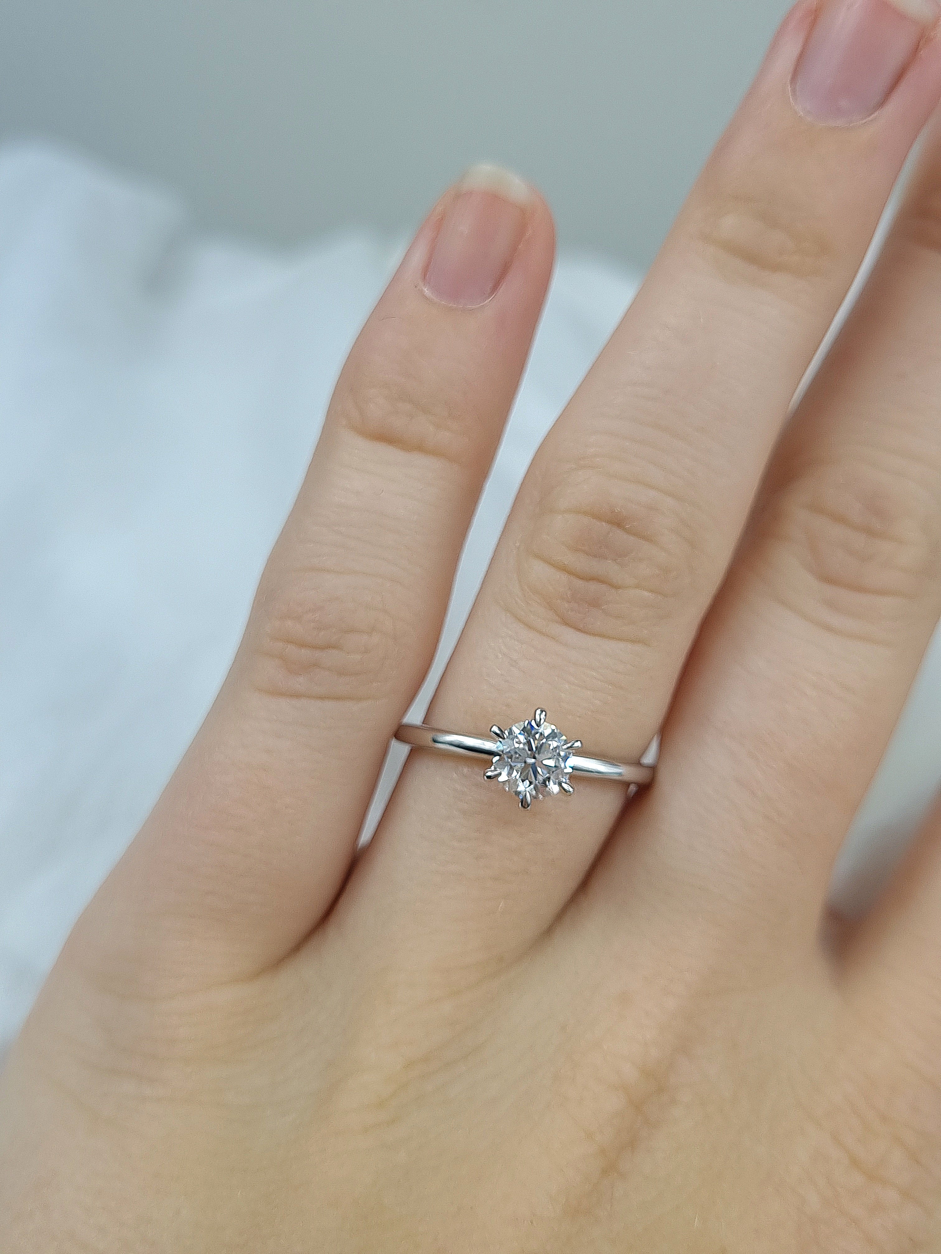18ct White Gold Round Brillant cut Natural Diamond Engagement ring, 0.70 carat centre