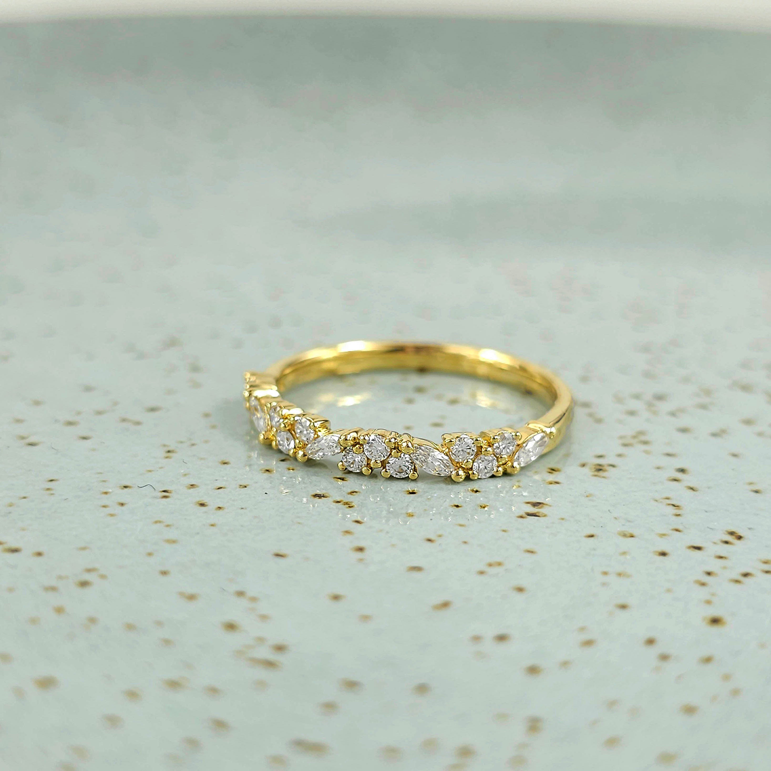 18ct Yellow Gold Marquis and Round Diamond Ring, 0.34ct total