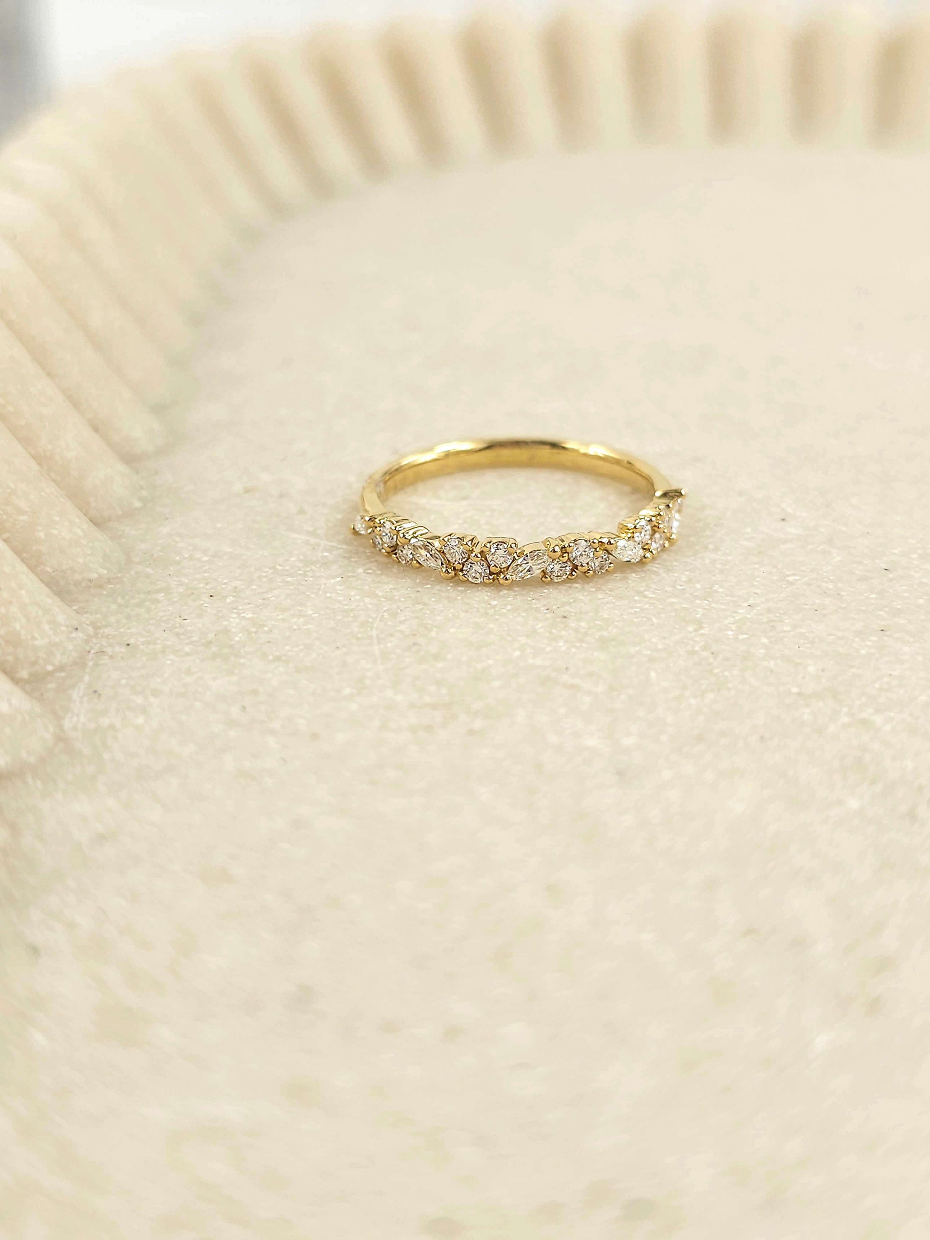18ct Yellow Gold Marquis and Round Diamond Ring, 0.34ct total