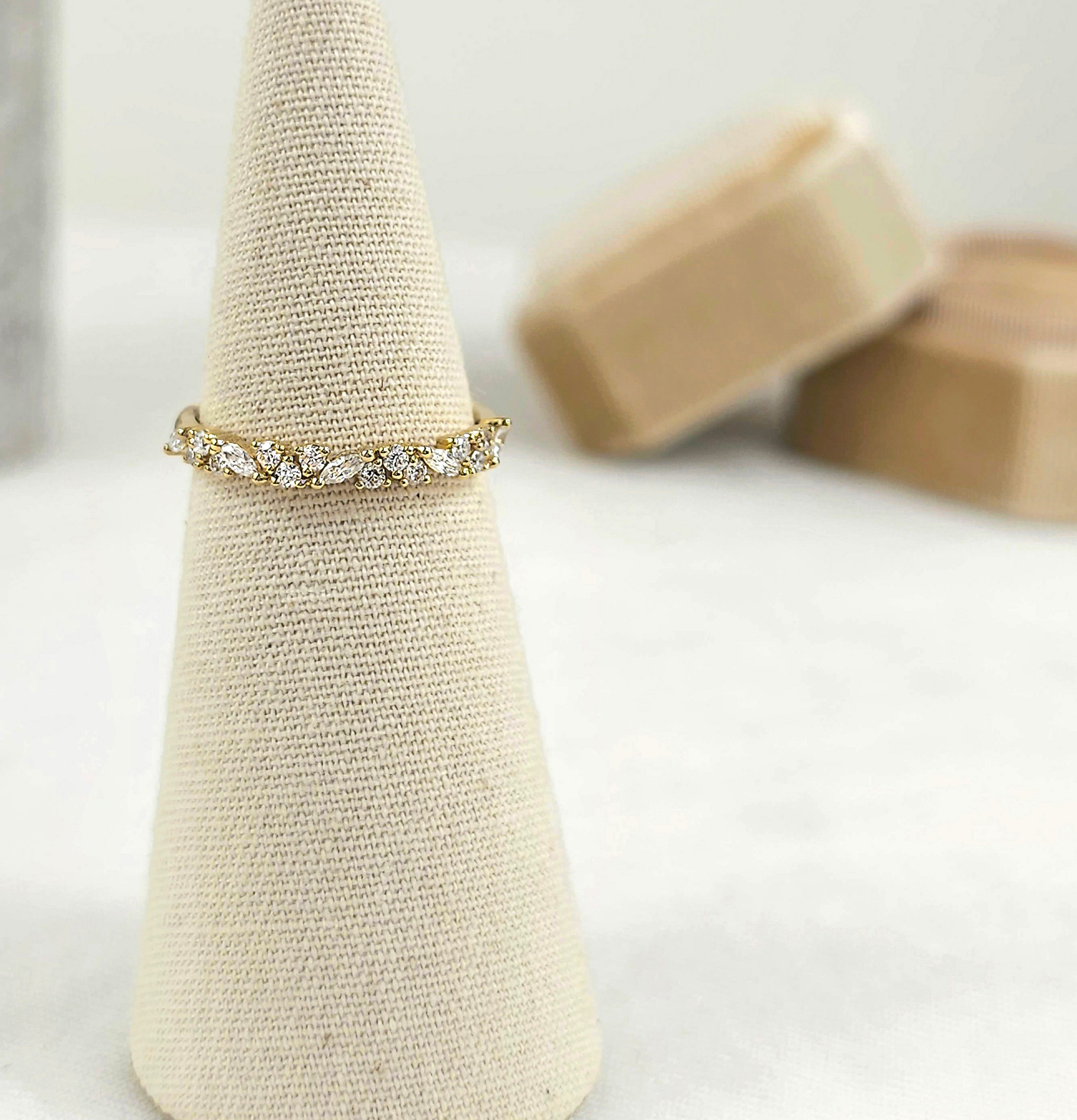 18ct Yellow Gold Marquis and Round Diamond Ring, 0.34ct total