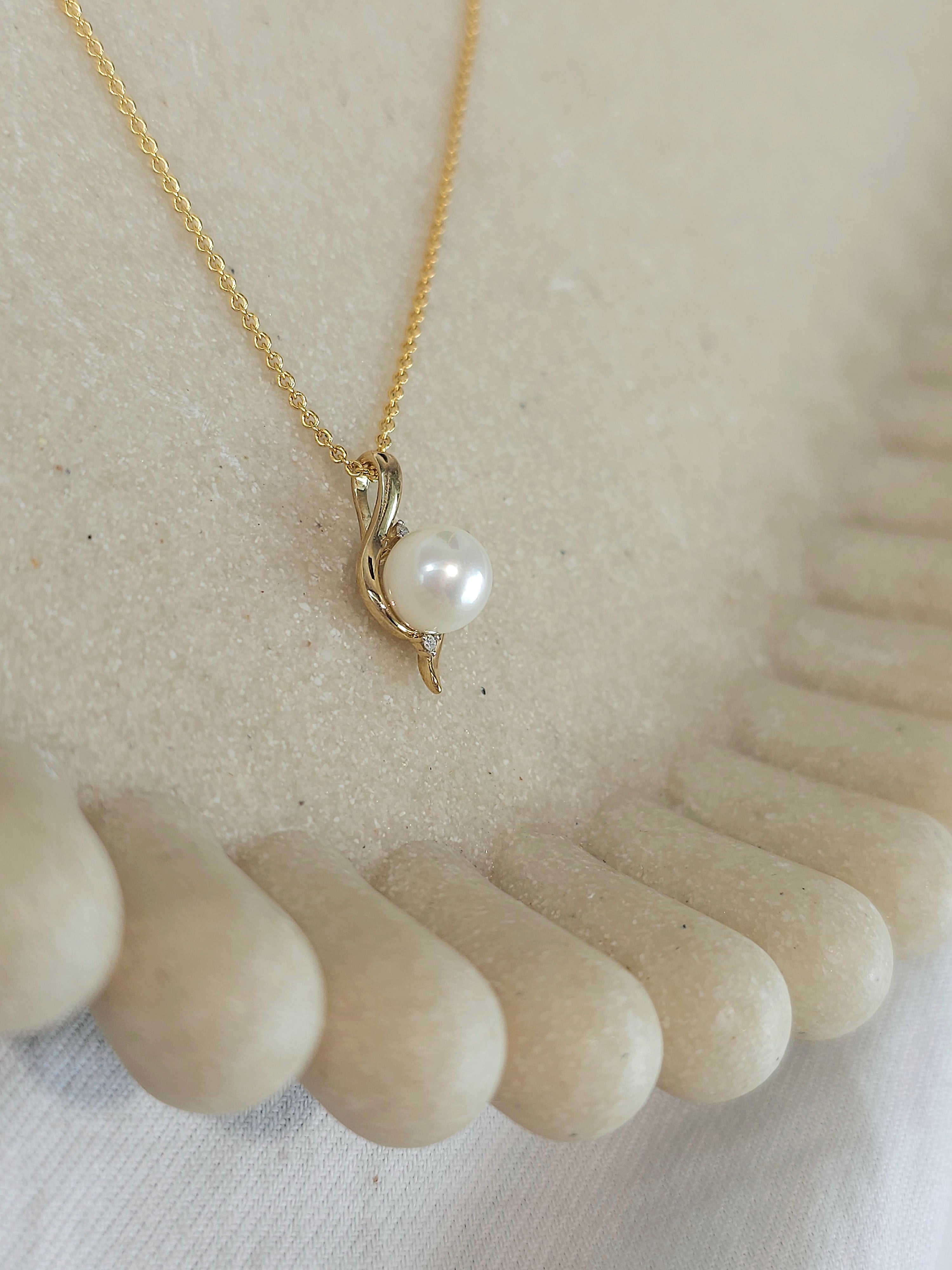 9ct gold pearl & diamond pendant