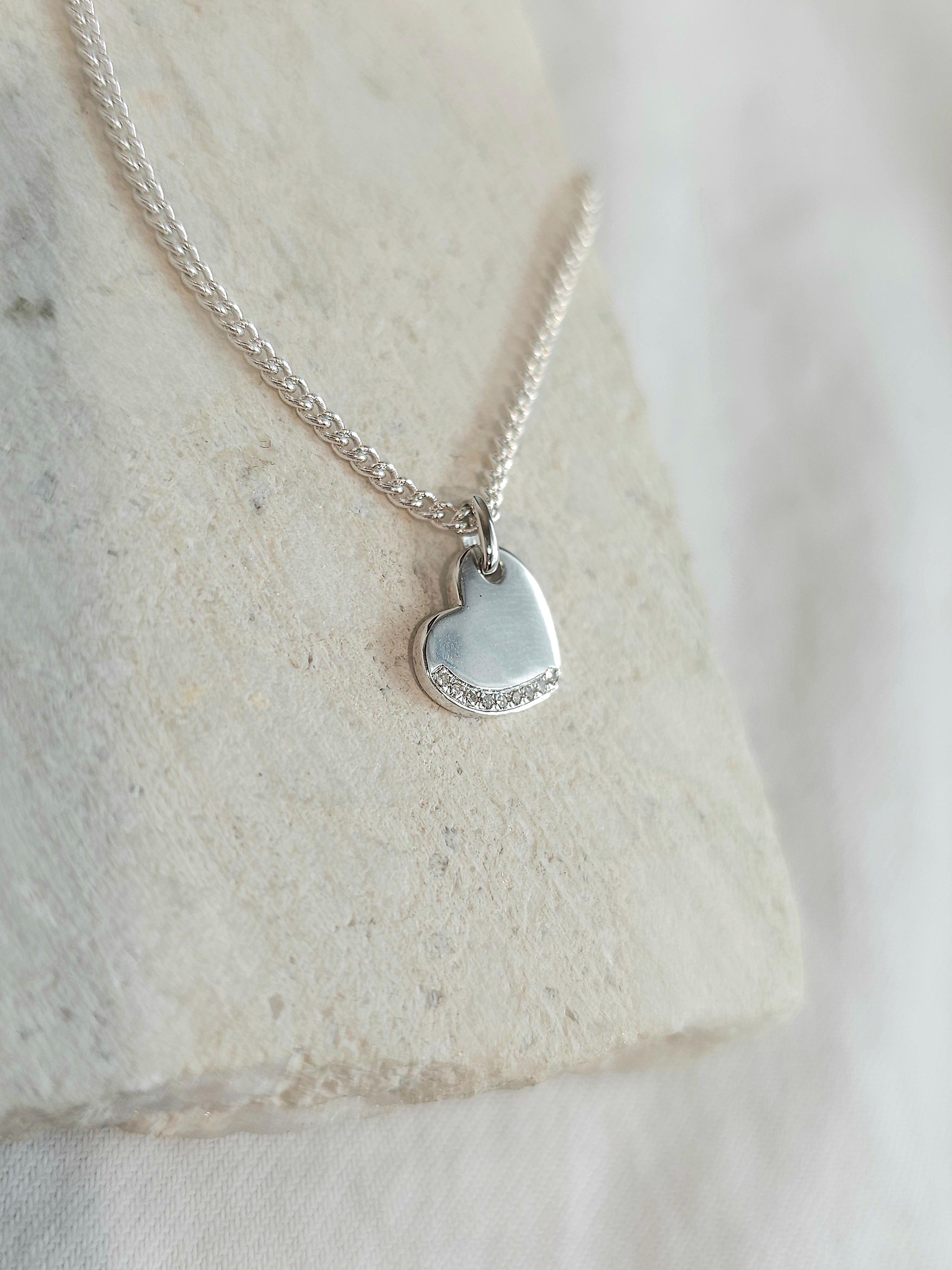 9ct white gold 0.03ct dia eangravable pendant