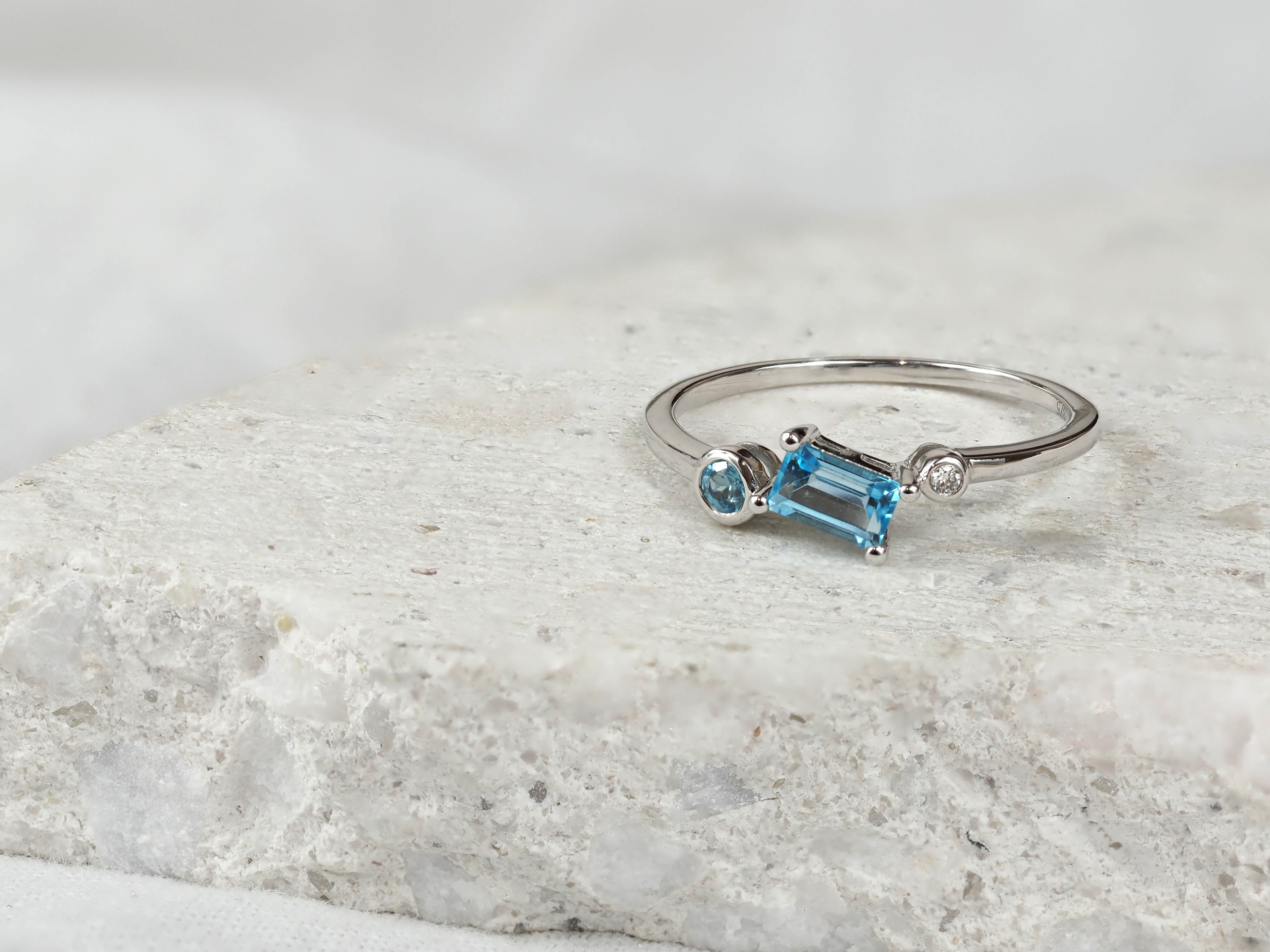 9ct White Gold Blue Topaz & Diamond Scatter Ring