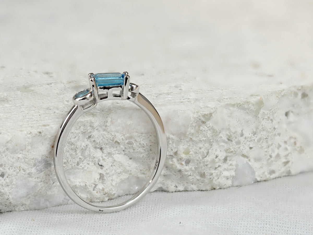 9ct White Gold Blue Topaz & Diamond Scatter Ring
