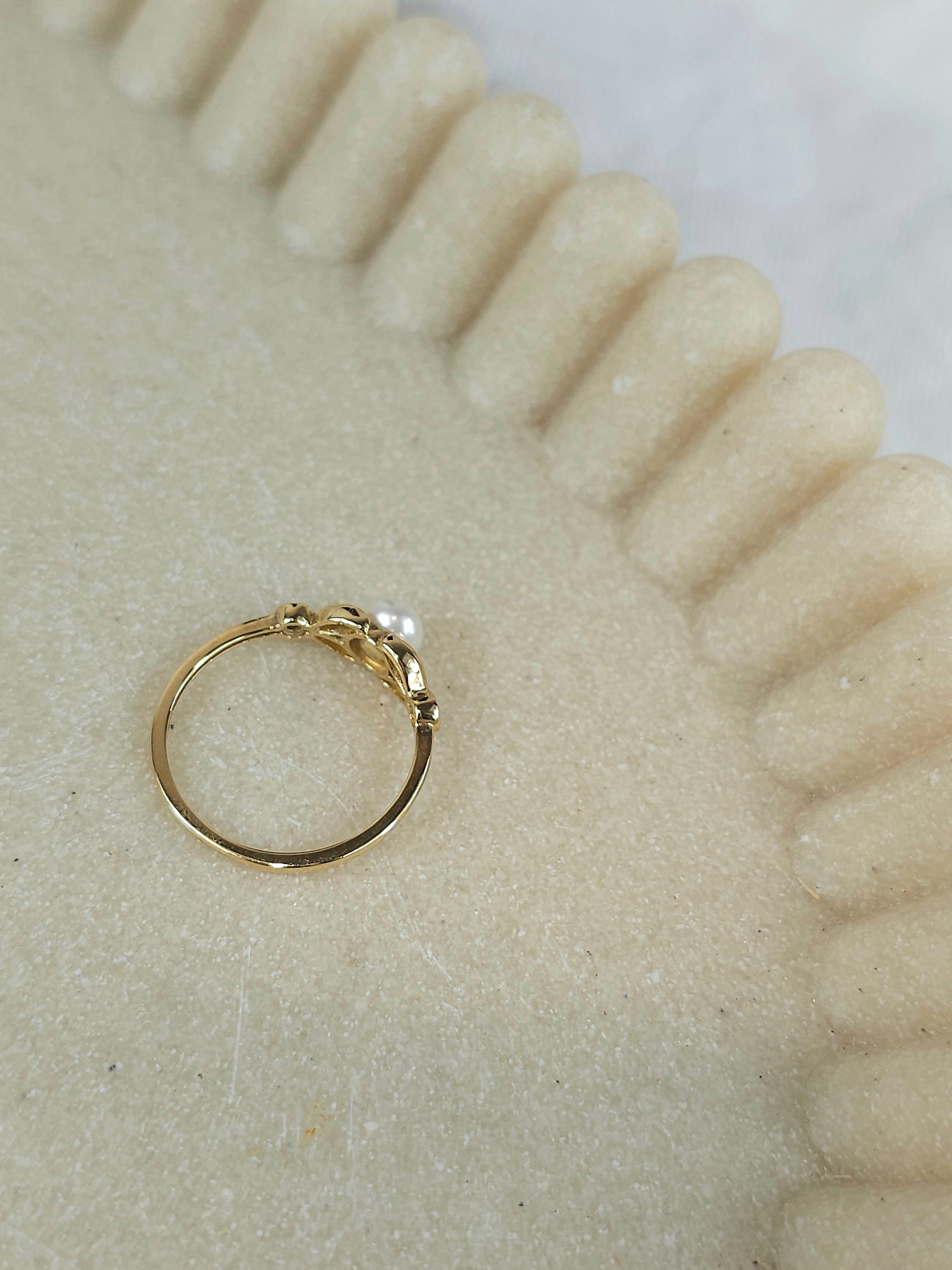 9ct pearl & cubic zirconia nature ring