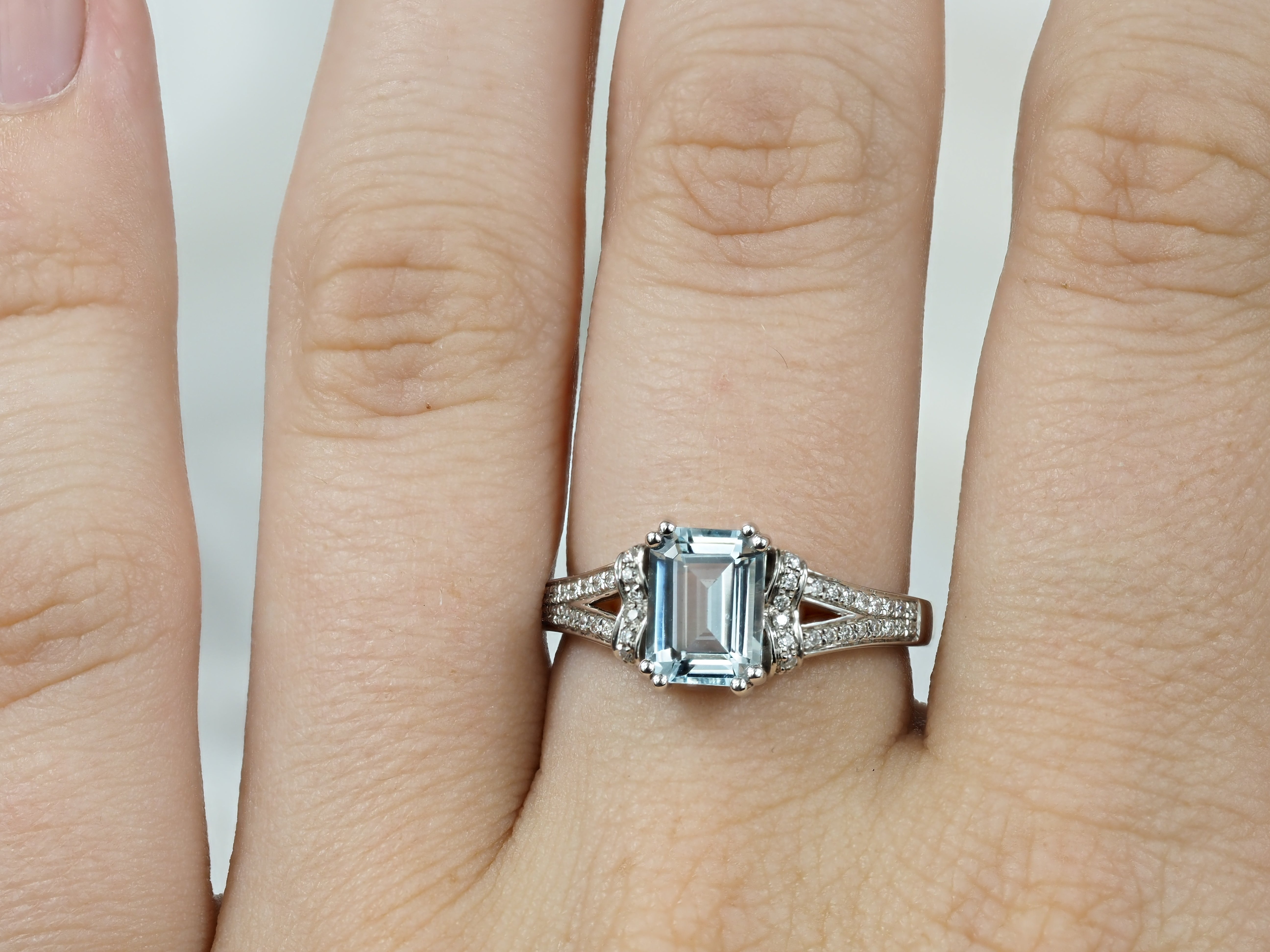 18ct White Gold Aquamarine and Diamond ring