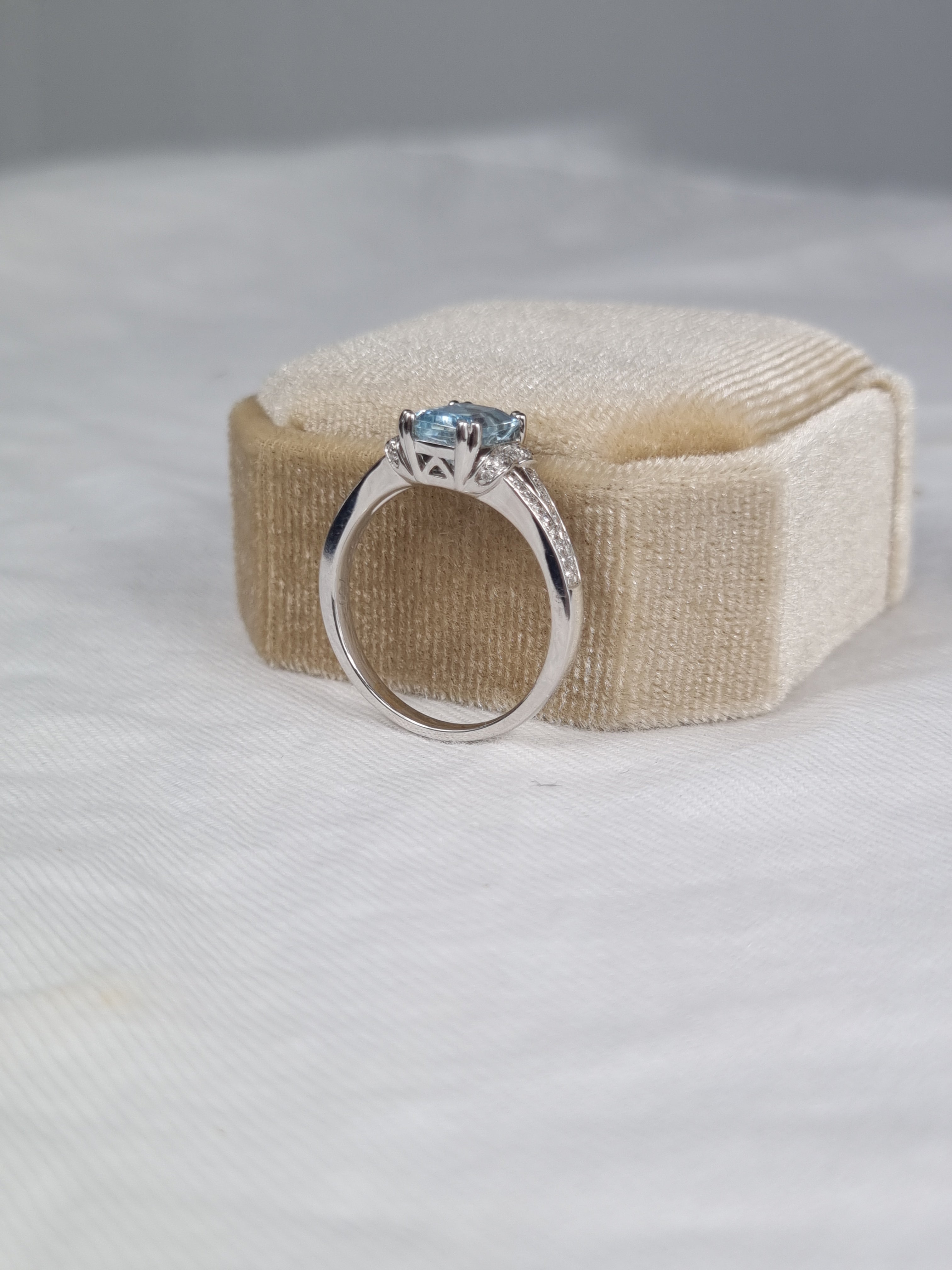 18ct White Gold Aquamarine and Diamond ring
