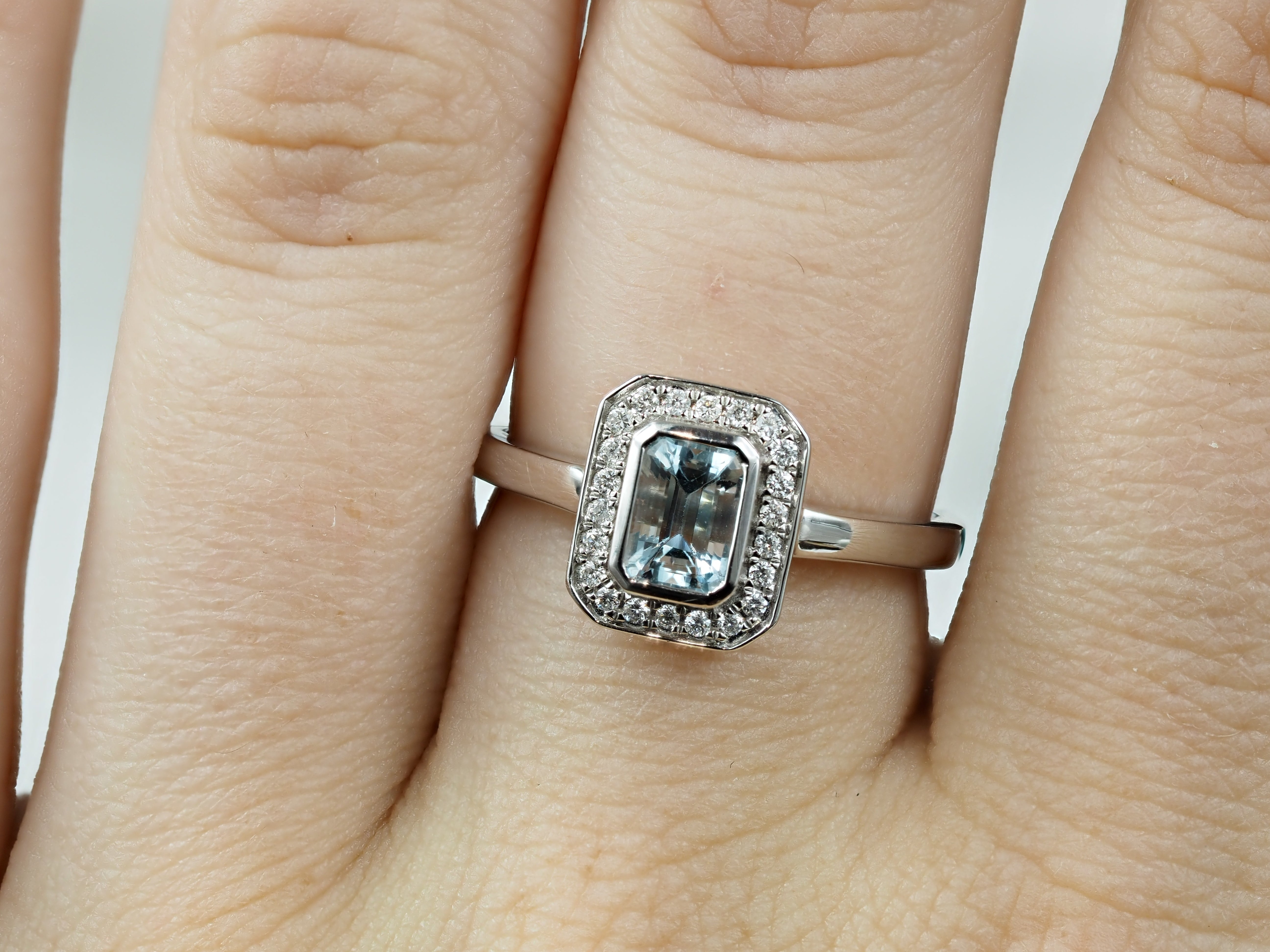18ct White Gold Aquamarine and Diamond ring