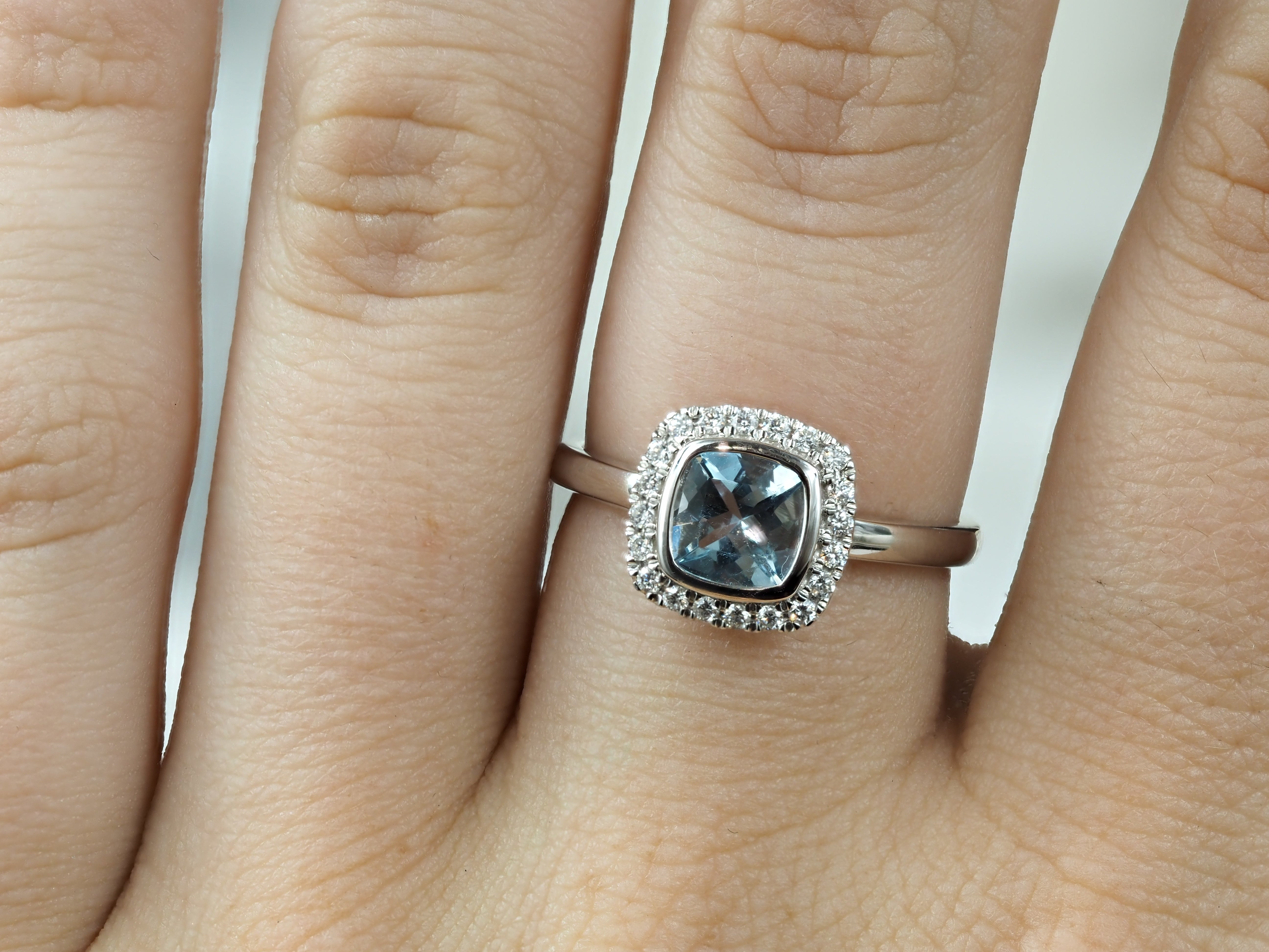 18ct White Gold Aquamarine and Diamond Ring, 6mm Centre
