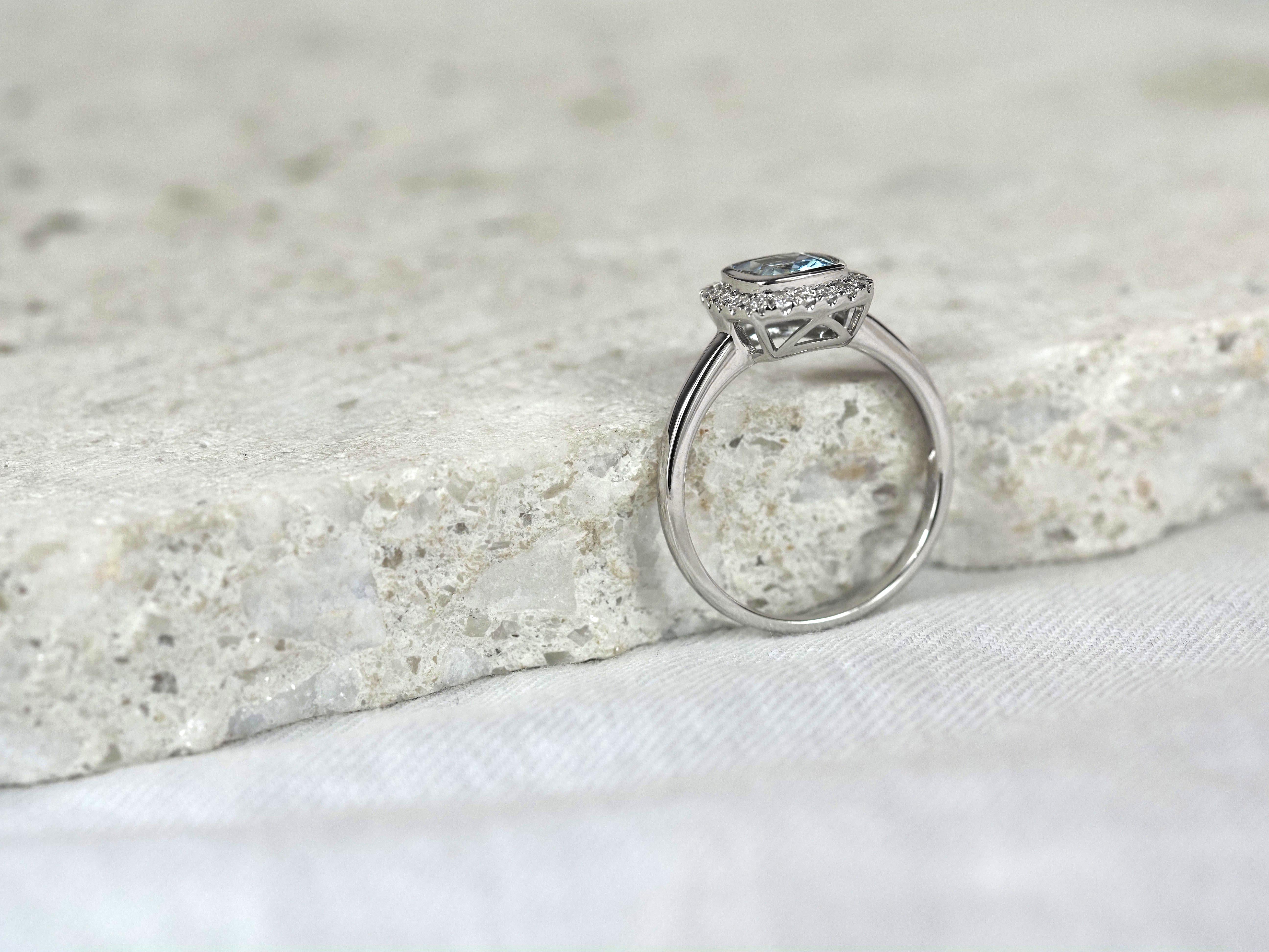 18ct White Gold Aquamarine and Diamond Ring, 6mm Centre