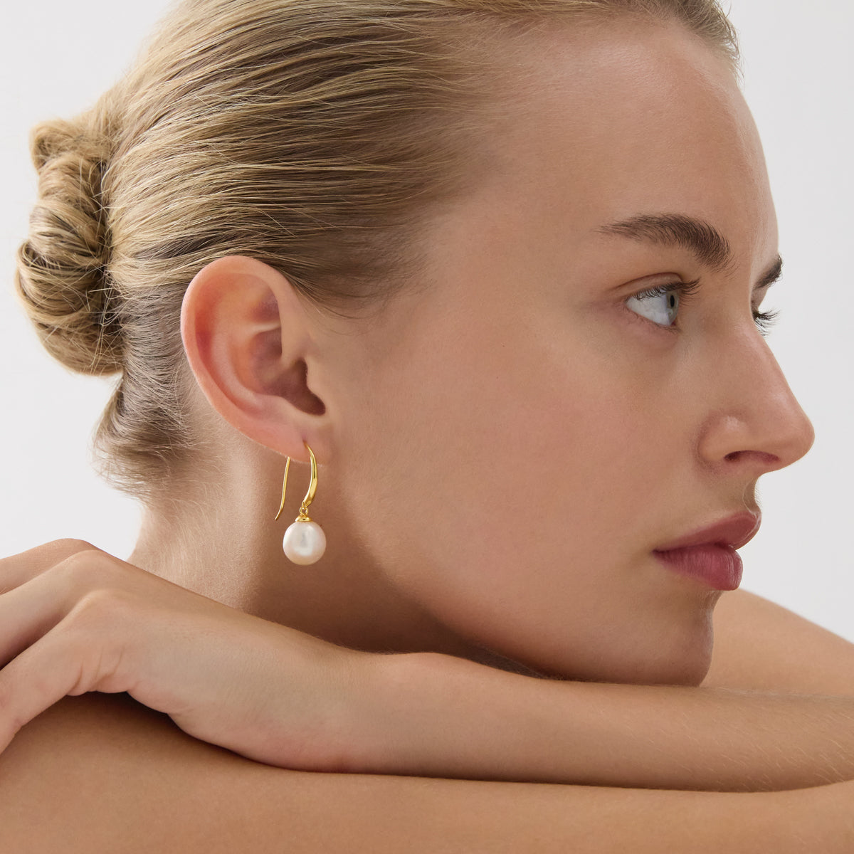 NAJO Ocean Glow Pearl Earrings Yellow Gold Plated