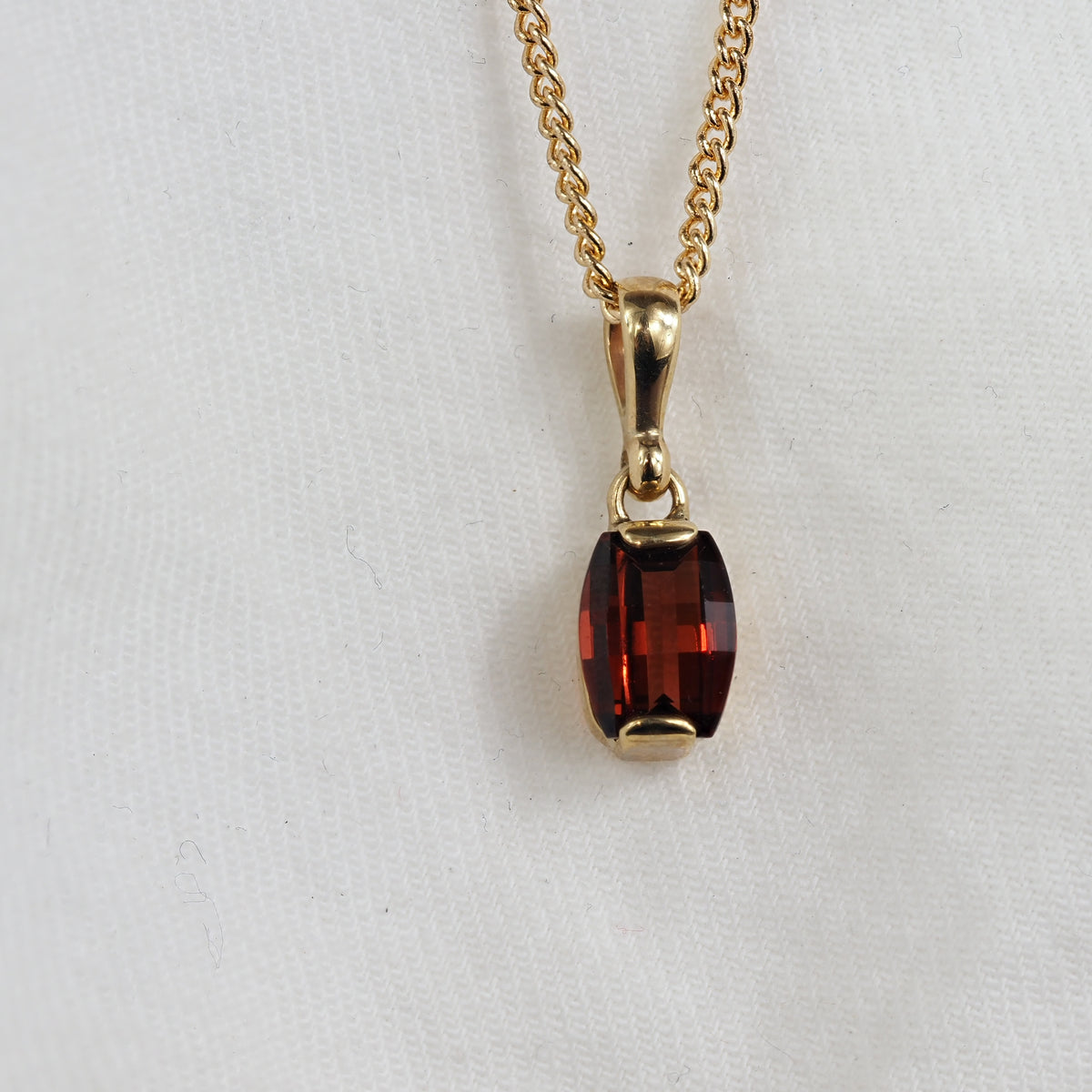 9ct Yellow Gold Garnet Pendant
