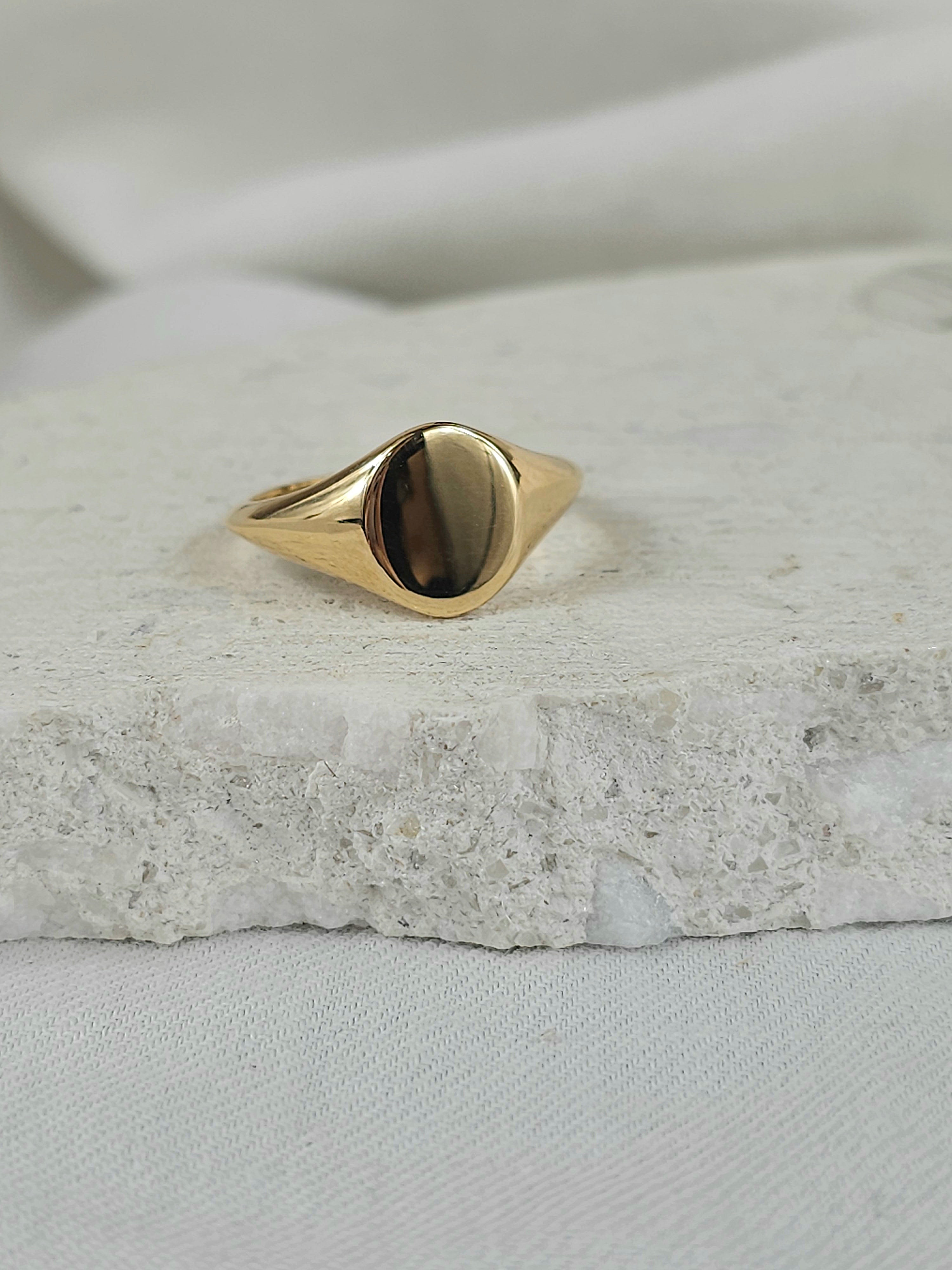 9ct Yellow Gold Oval Signet ring, size O