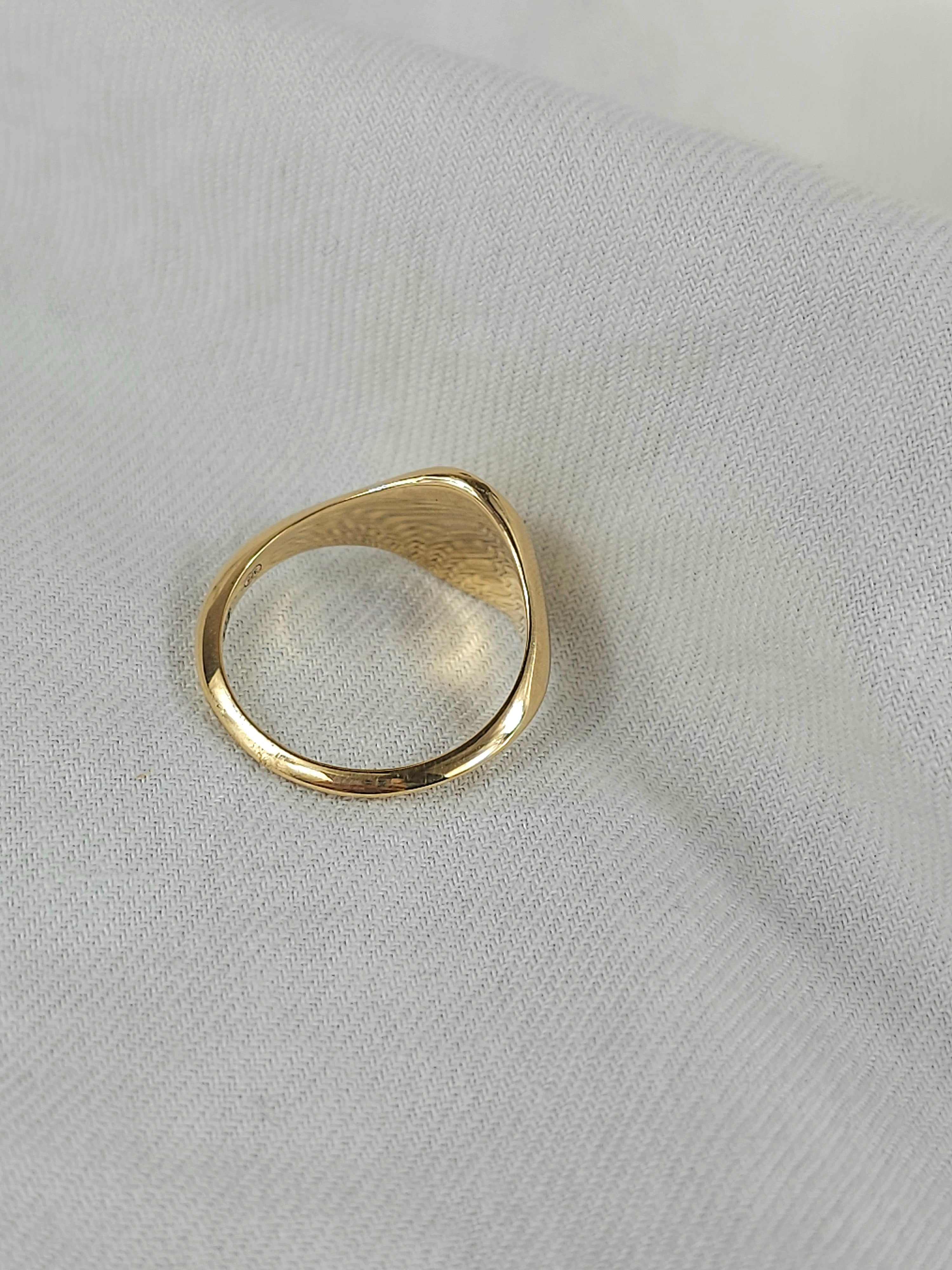 9ct Yellow Gold Oval Signet ring, size O