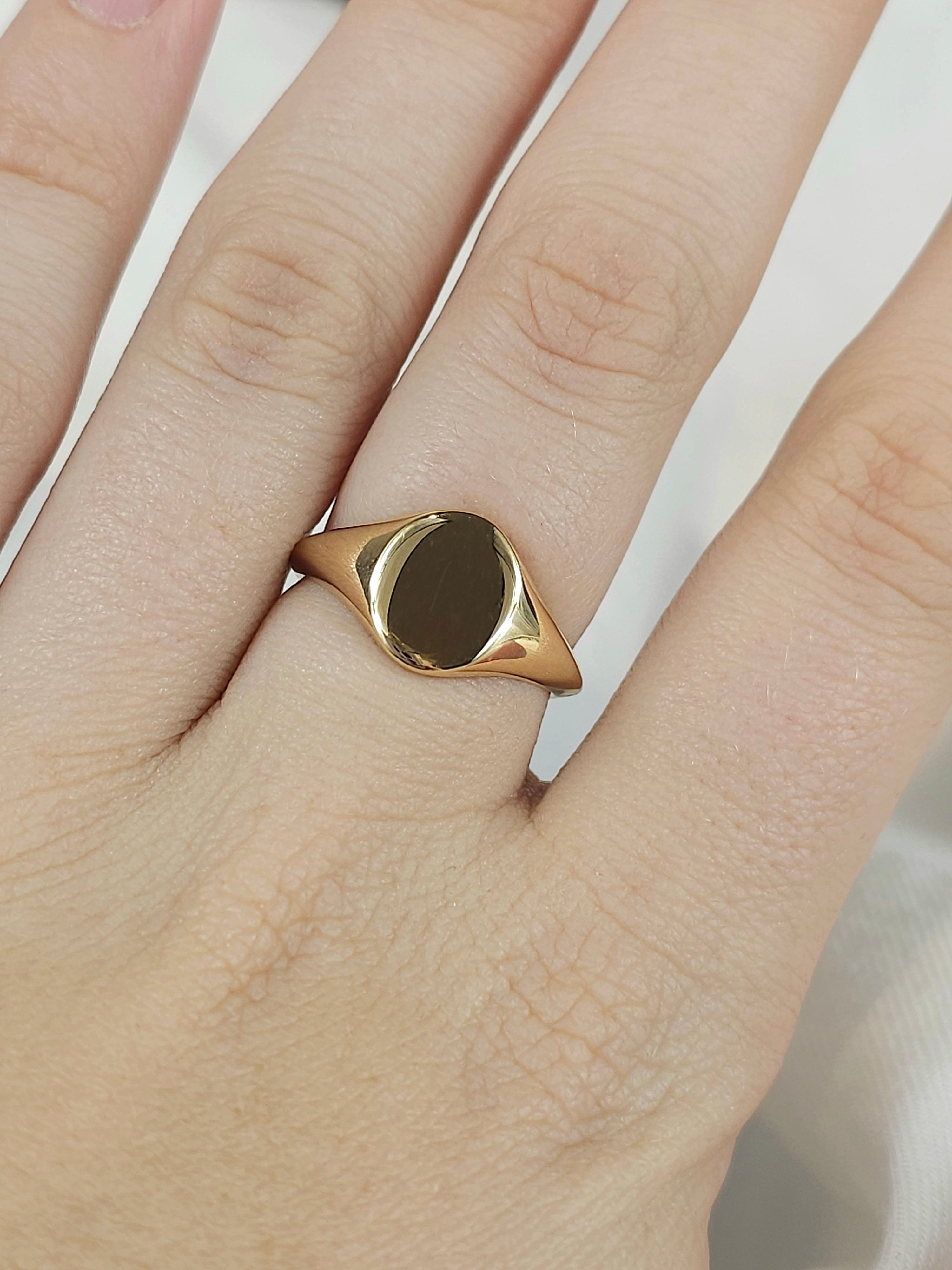9ct Yellow Gold Oval Signet ring, size O