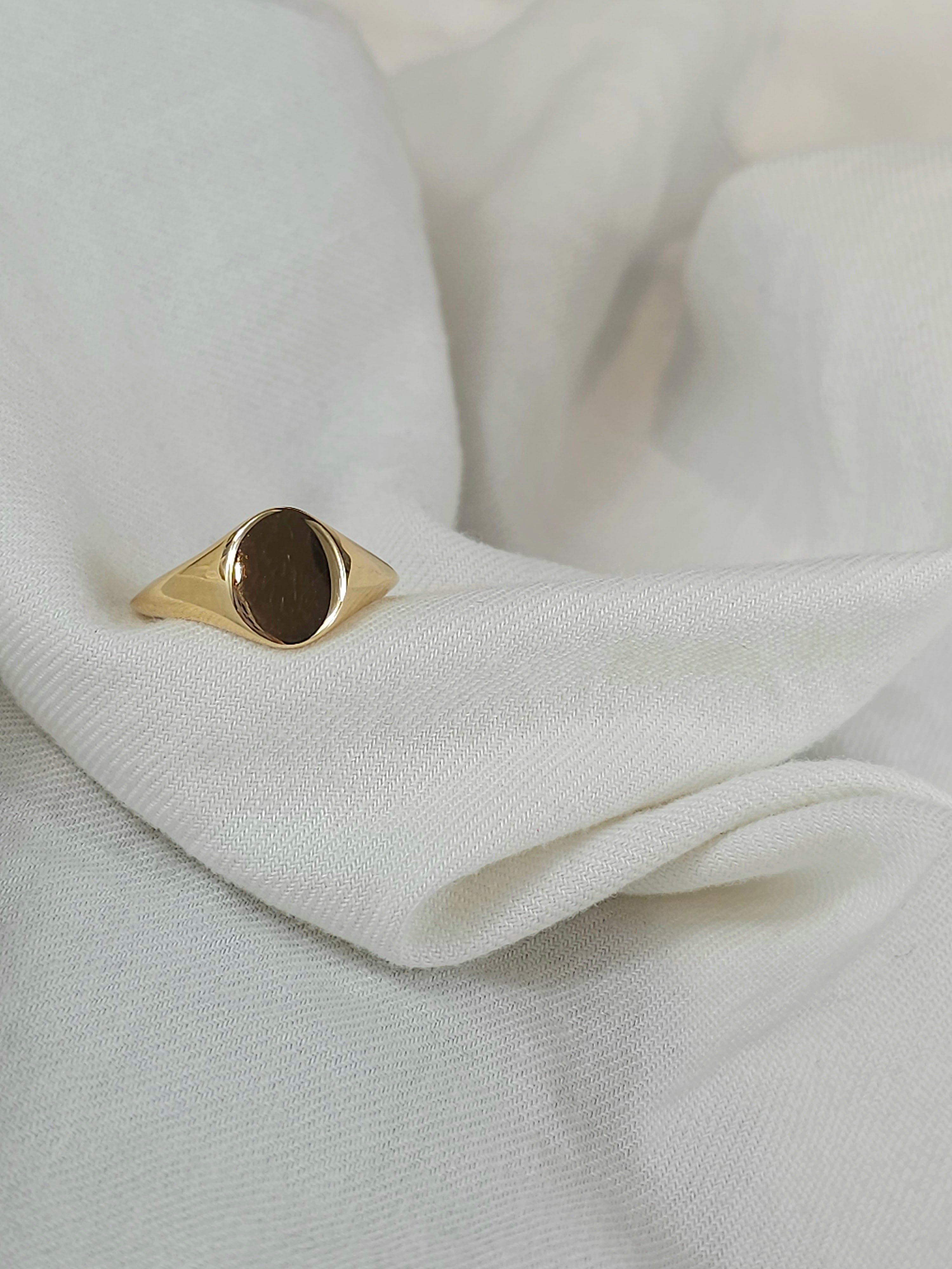 9ct Yellow Gold Oval Signet ring, size O
