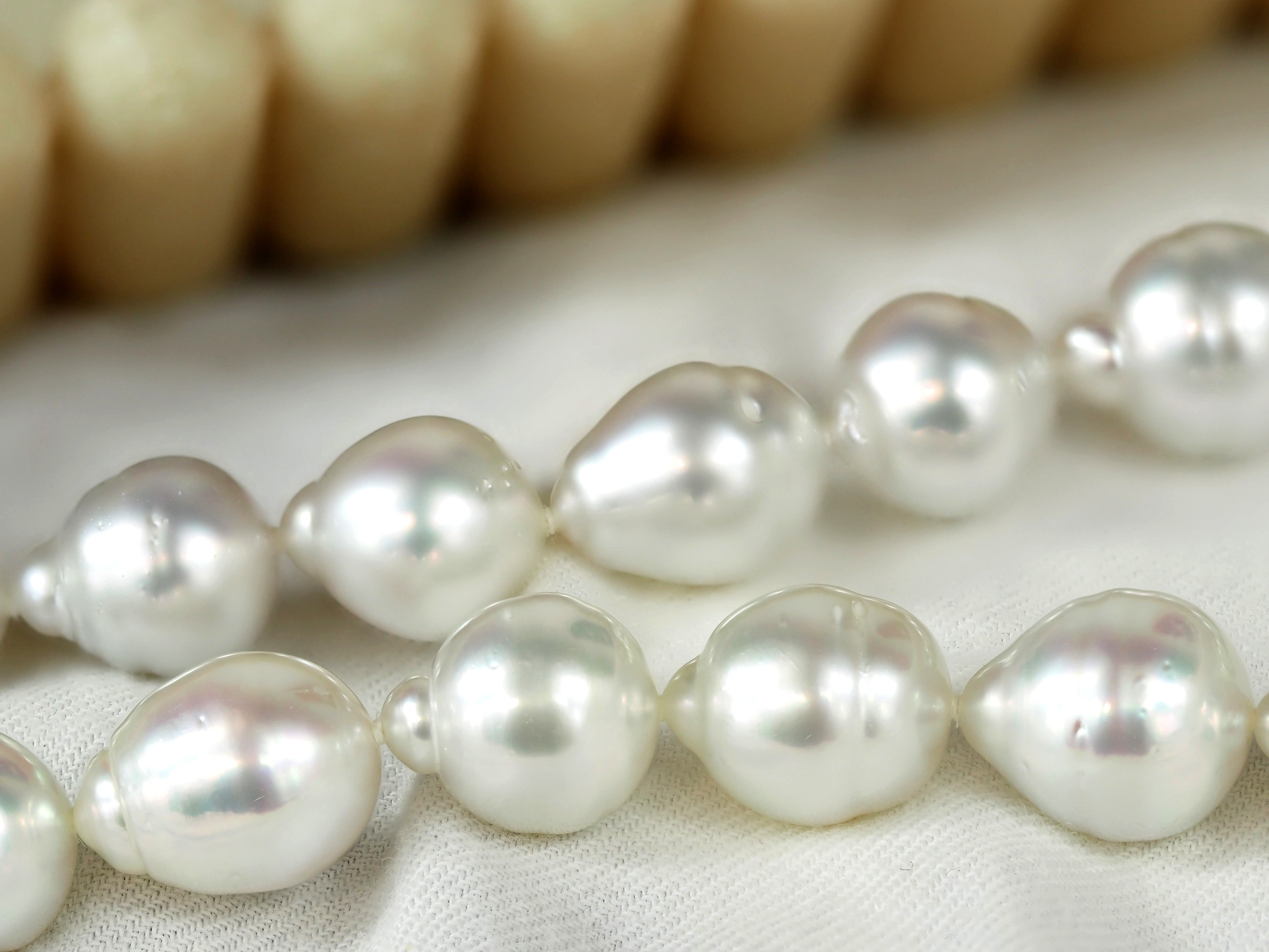 Autore 18ct White Gold South Sea Pearl Strand, 9-12mm
