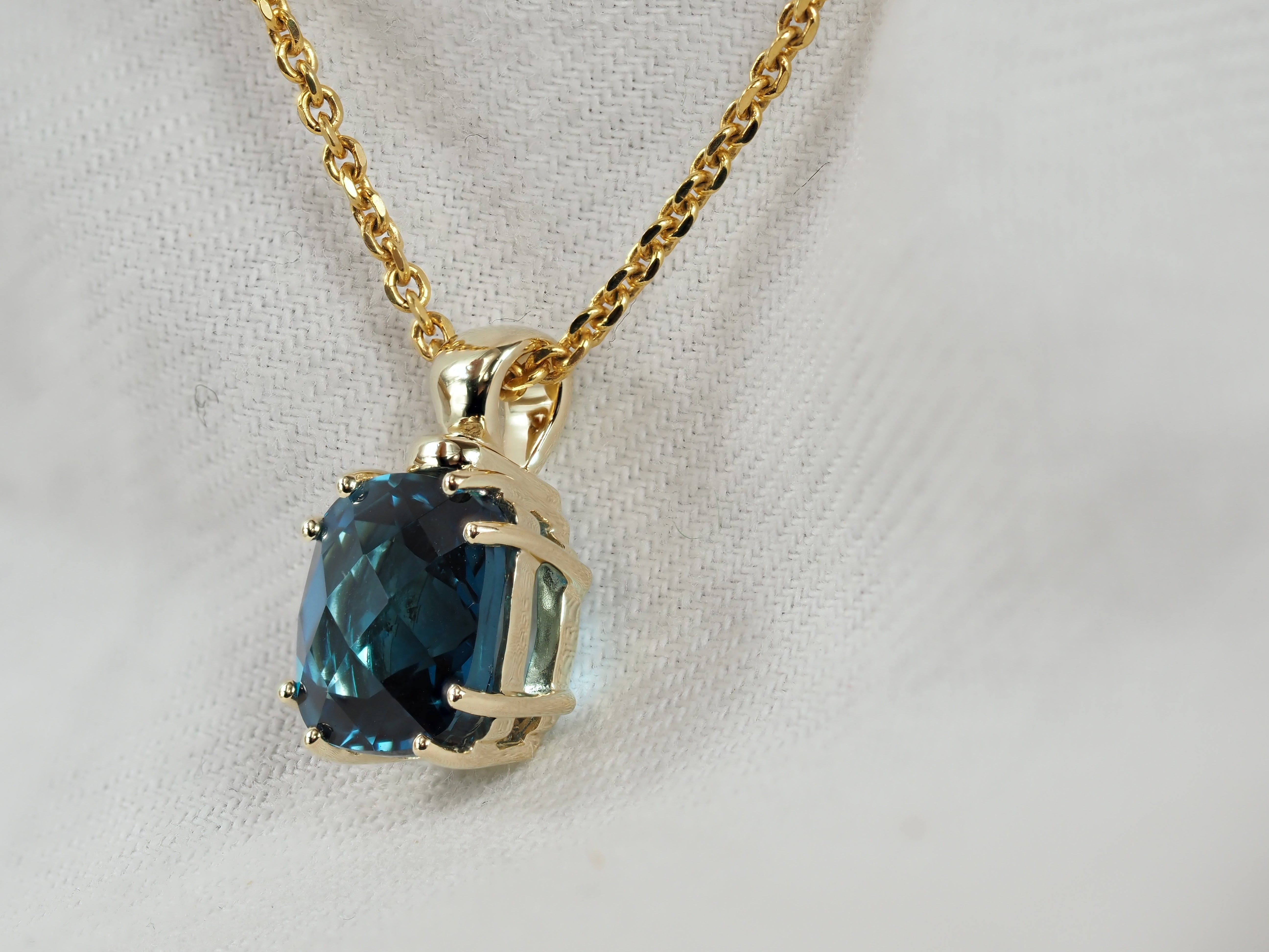 9ct Yellow Gold London Blue Topaz Pendant, 3.65ct Centre