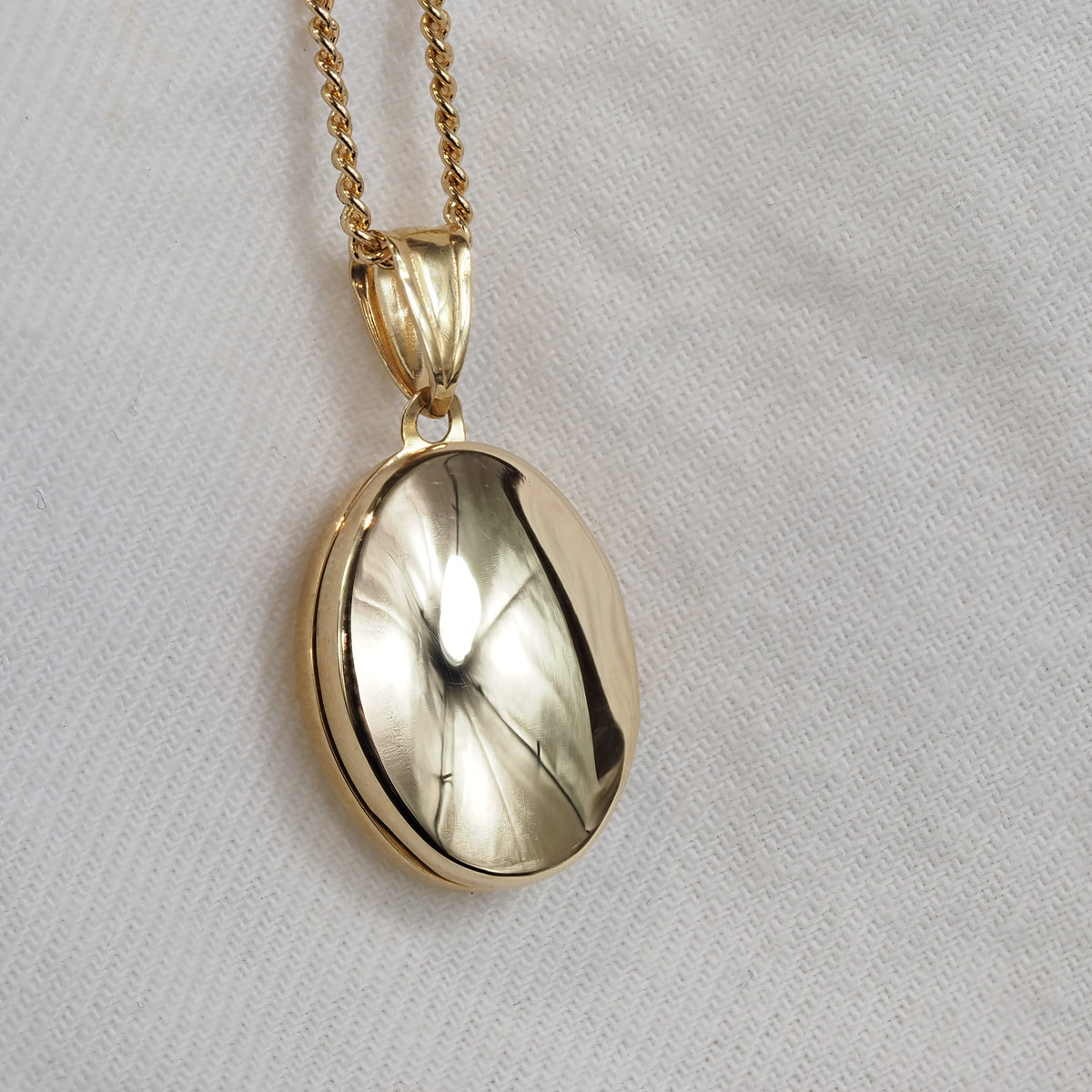 9ct Yellow Gold Oval plain Locket