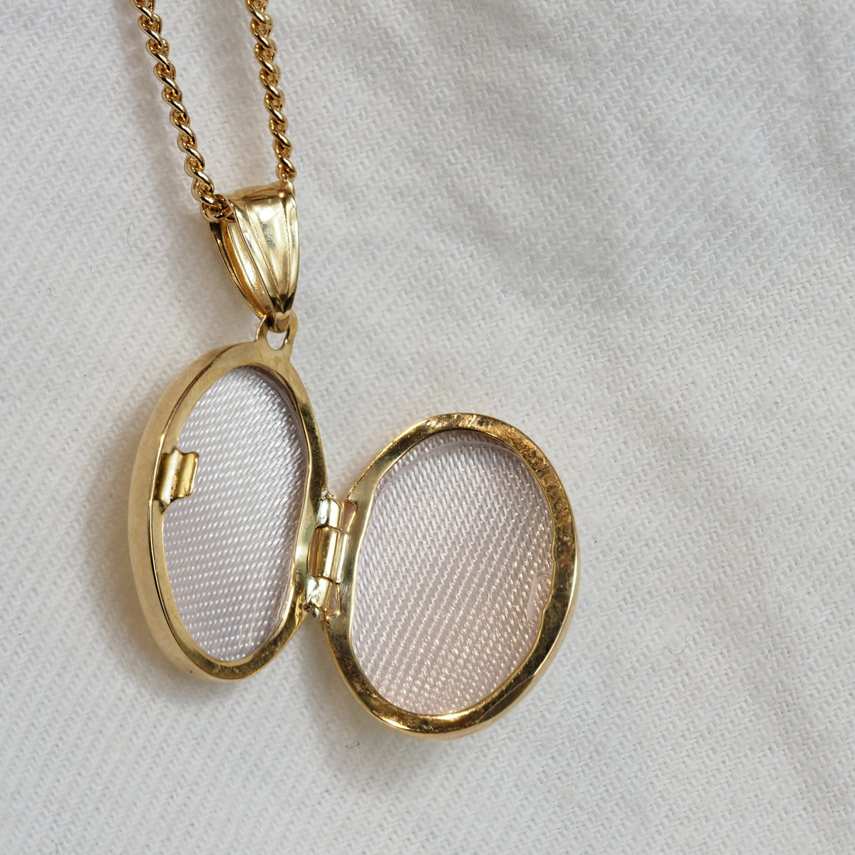 9ct Yellow Gold Oval plain Locket
